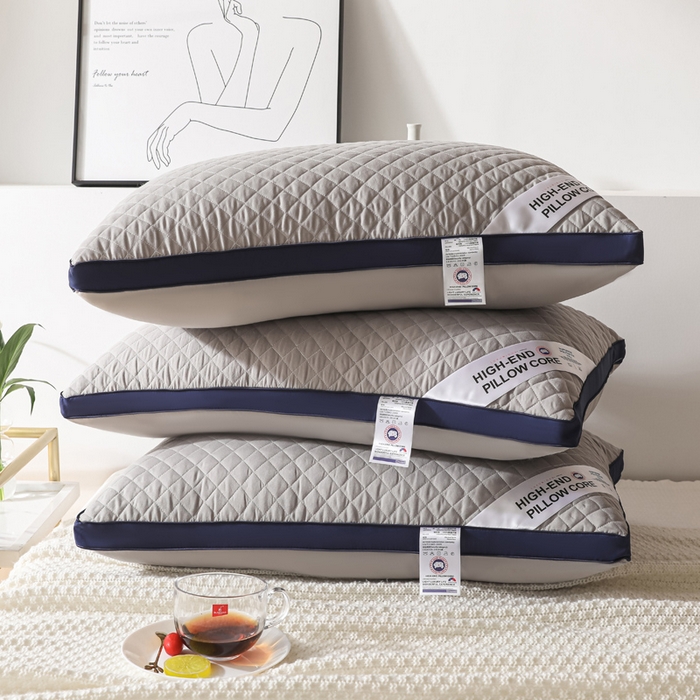 91家纺网 家纺一手货源 找家纺 圣之寐   2025新款新品  格纹冷灰单边双边羽丝绒舒适枕头枕芯 格纹冷灰-宽边蓝灰双边高枕重量950克左右 高度20厘米左右 