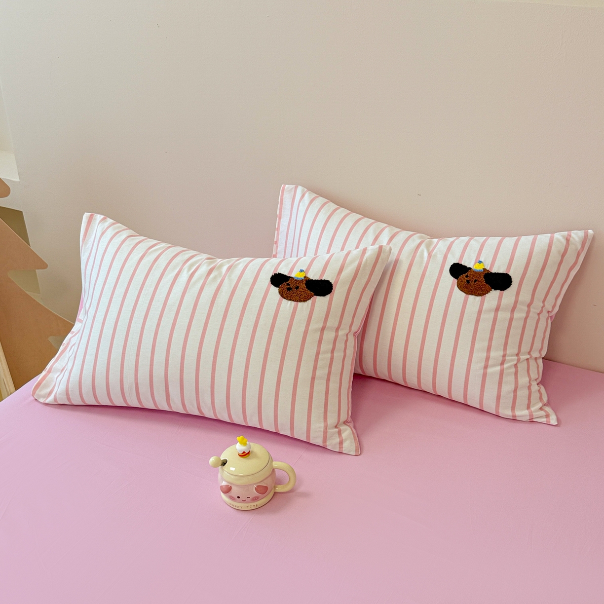 91家纺网 家纺一手货源 找家纺 呗旺鹿 2025新款全棉纯棉条纹毛巾绣卡通单枕套 枕套单件 粉条纹-三只幸运狗