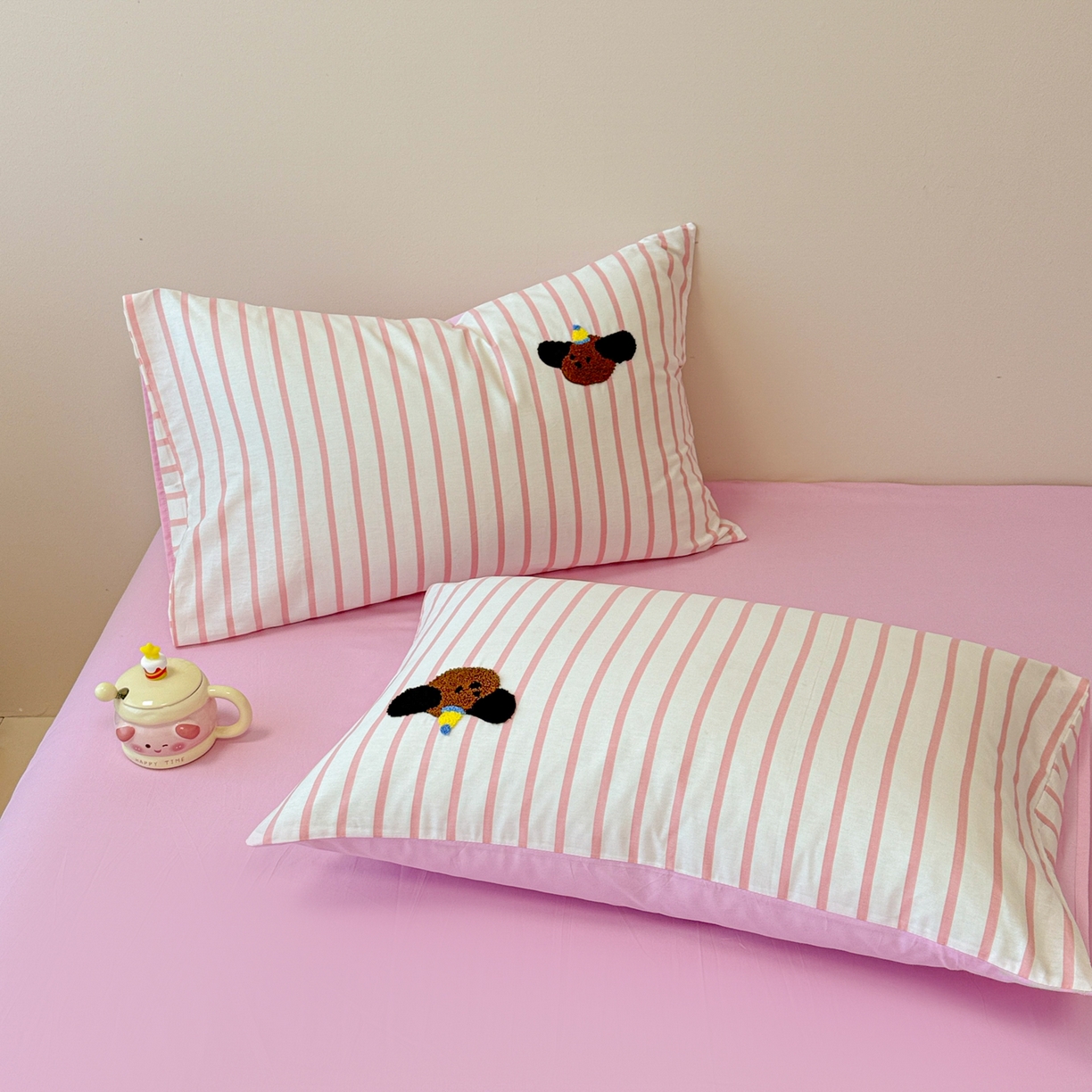 91家纺网 家纺一手货源 找家纺 呗旺鹿 2025新款全棉纯棉条纹毛巾绣卡通单枕套 枕套单件 粉条纹-三只幸运狗