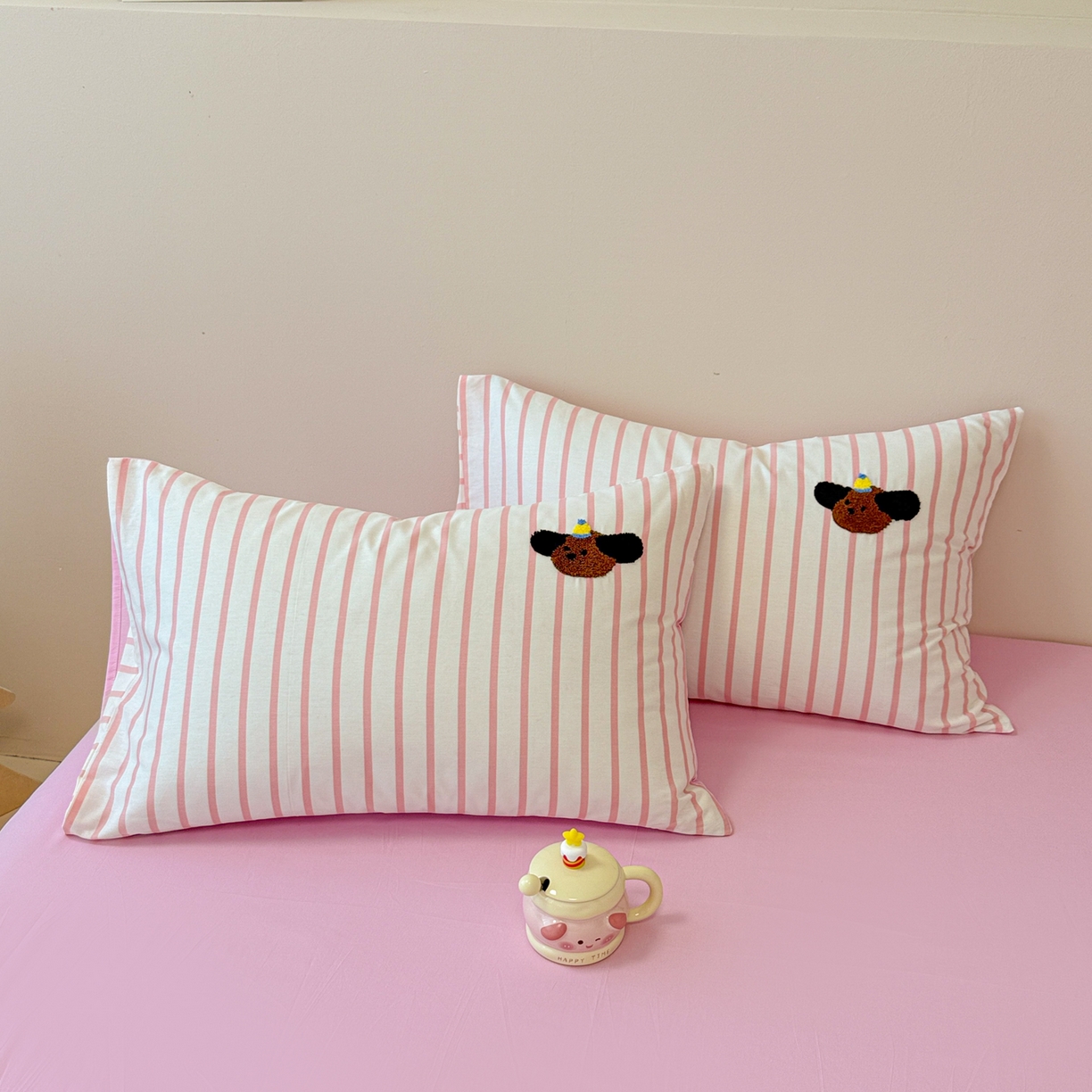 91家纺网 家纺一手货源 找家纺 呗旺鹿 2025新款全棉纯棉条纹毛巾绣卡通单枕套 枕套单件 粉条纹-三只幸运狗