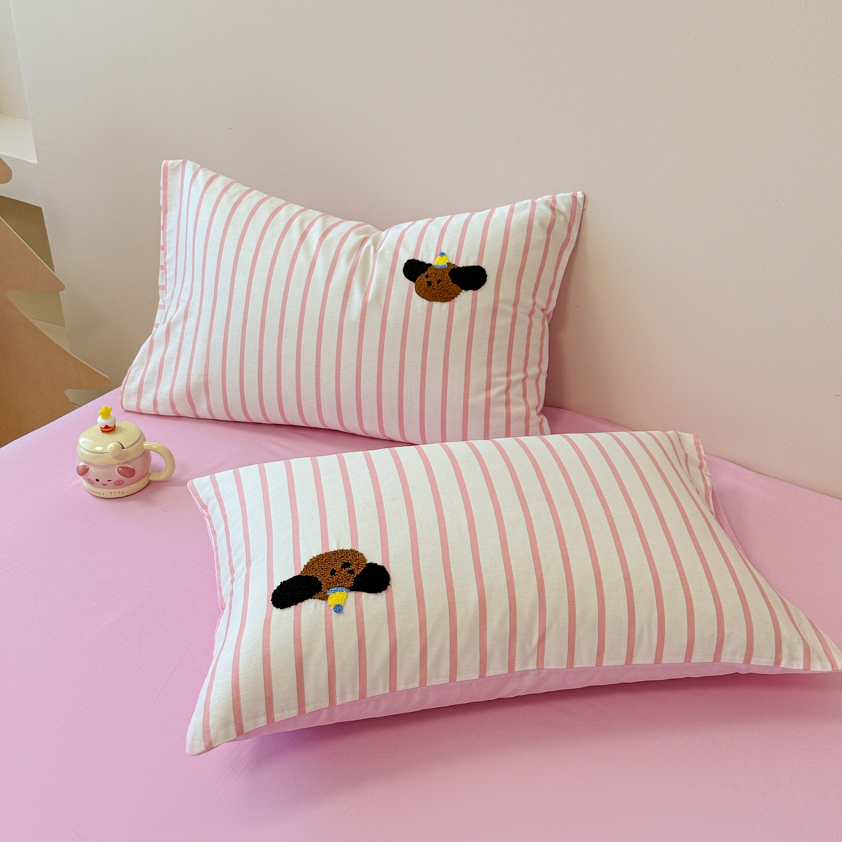 91家纺网 家纺一手货源 找家纺 呗旺鹿 2025新款全棉纯棉条纹毛巾绣卡通单枕套 枕套单件 粉条纹-三只幸运狗