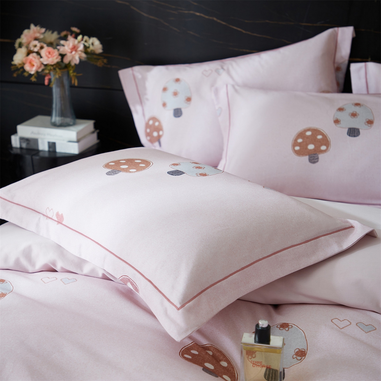 91家纺网 家纺一手货源 找家纺 曼秀琳 2025秋冬新款32支超柔生态磨毛四件套 蘑菇园-粉