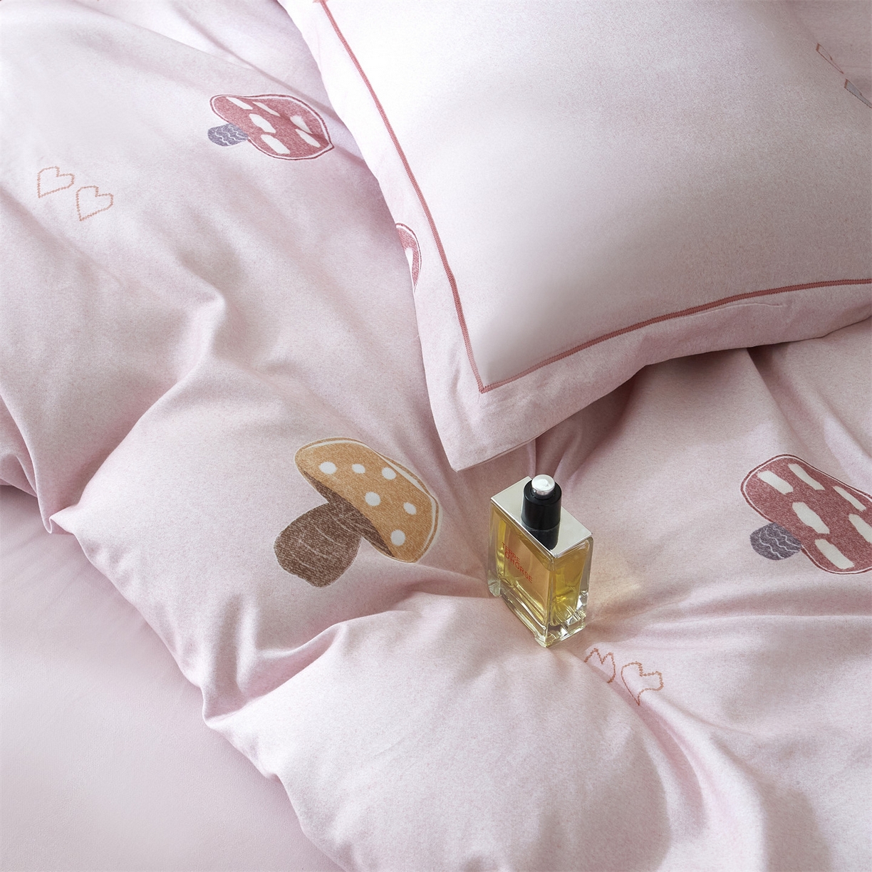 91家纺网 家纺一手货源 找家纺 曼秀琳 2025秋冬新款32支超柔生态磨毛四件套 蘑菇园-粉