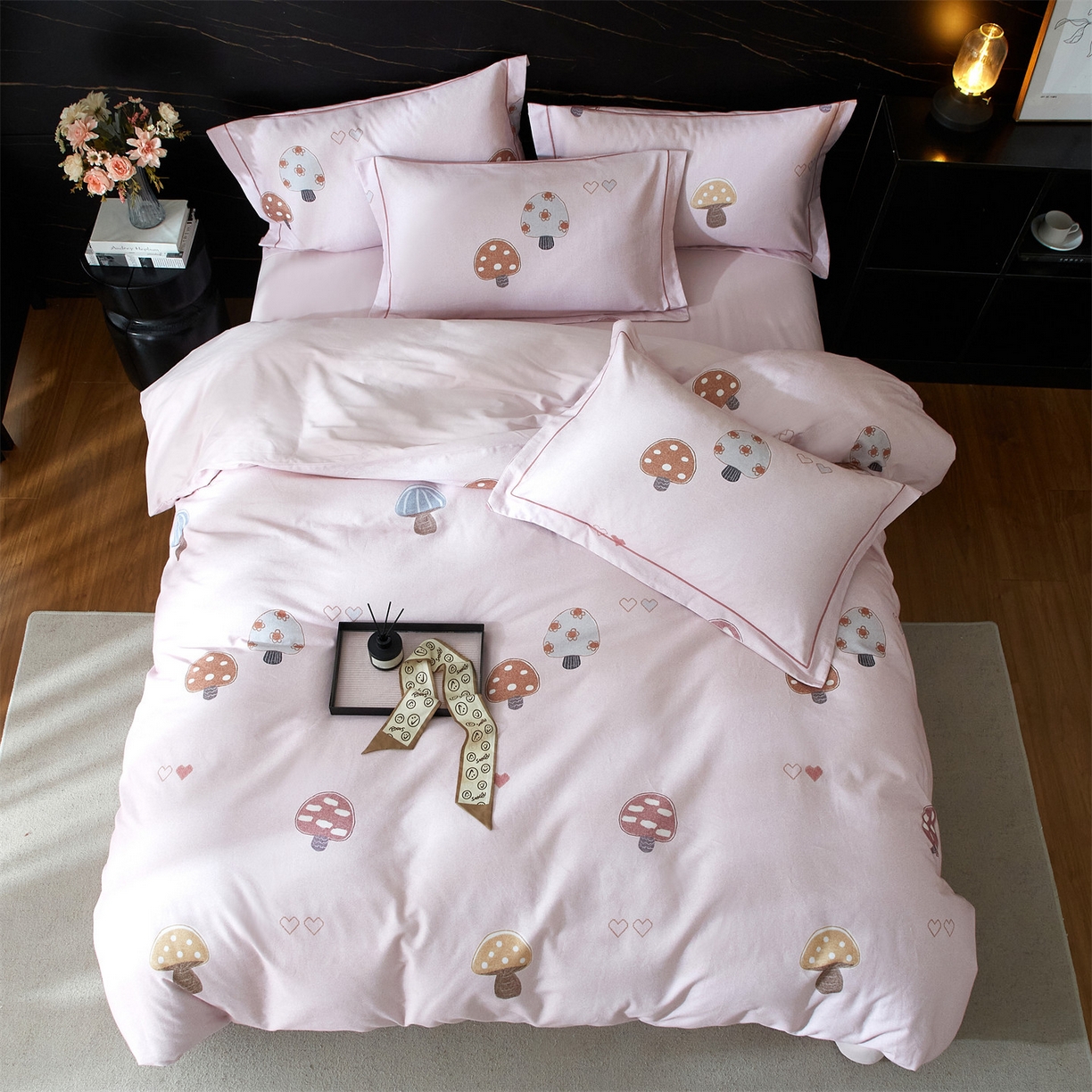 91家纺网 家纺一手货源 找家纺 曼秀琳 2025秋冬新款32支超柔生态磨毛四件套 蘑菇园-粉