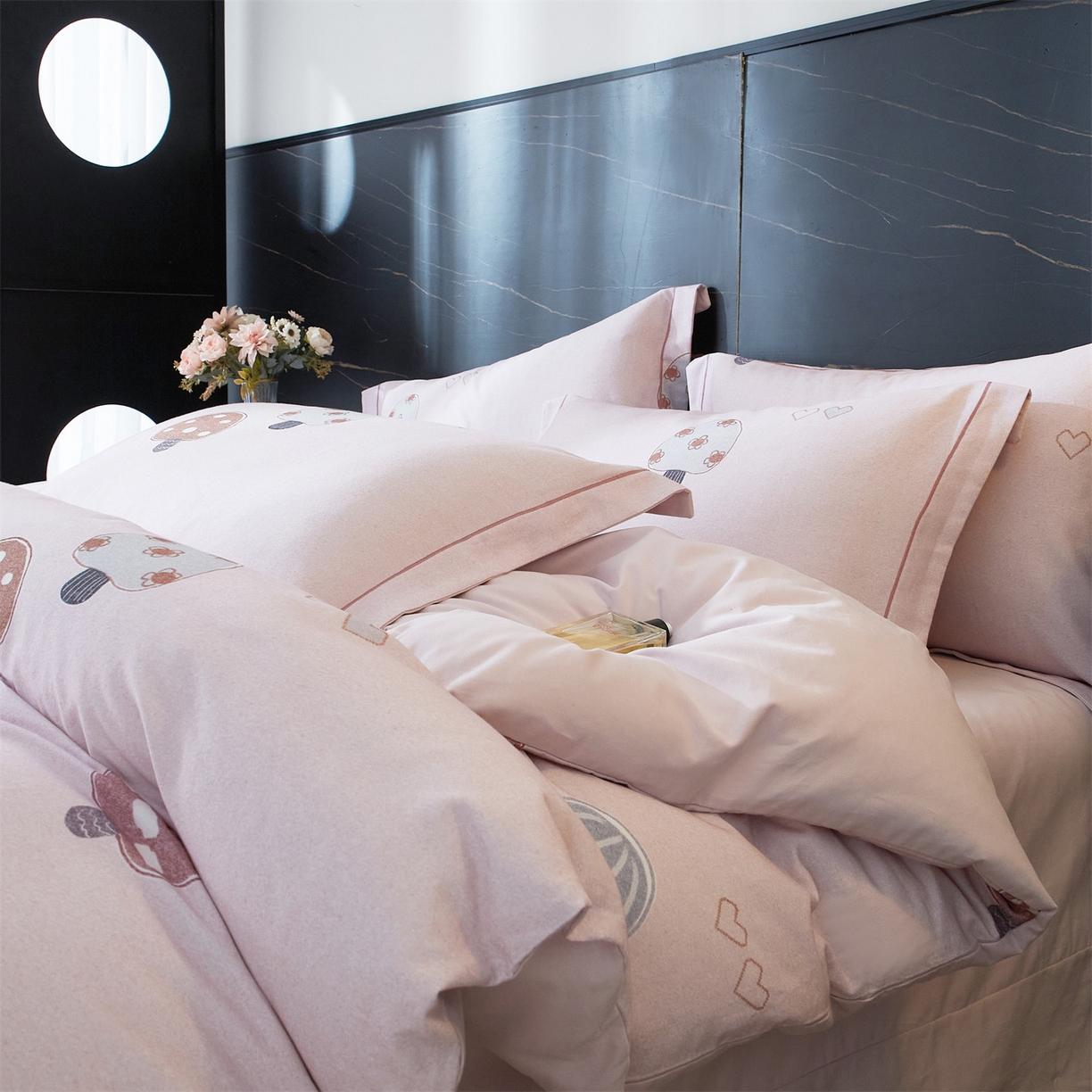 91家纺网 家纺一手货源 找家纺 曼秀琳 2025秋冬新款32支超柔生态磨毛四件套 蘑菇园-粉