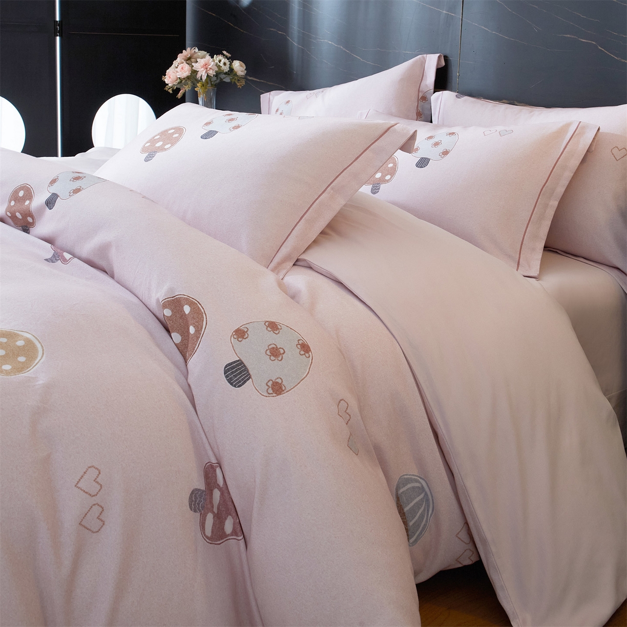 91家纺网 家纺一手货源 找家纺 曼秀琳 2025秋冬新款32支超柔生态磨毛四件套 蘑菇园-粉