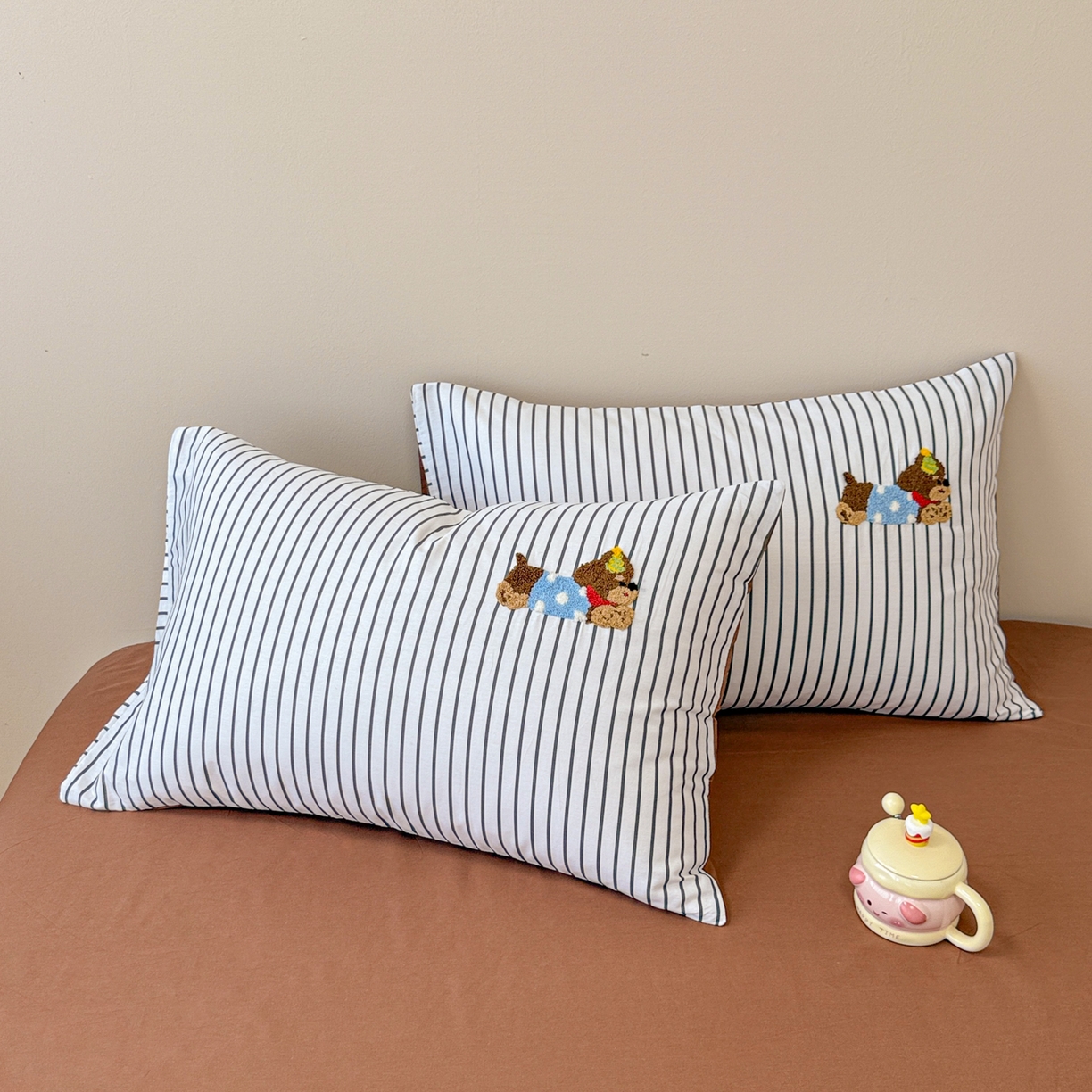 91家纺网 家纺一手货源 找家纺 呗旺鹿 2025新款全棉纯棉条纹毛巾绣卡通单枕套 枕套单件 黑条纹-狗狗派对
