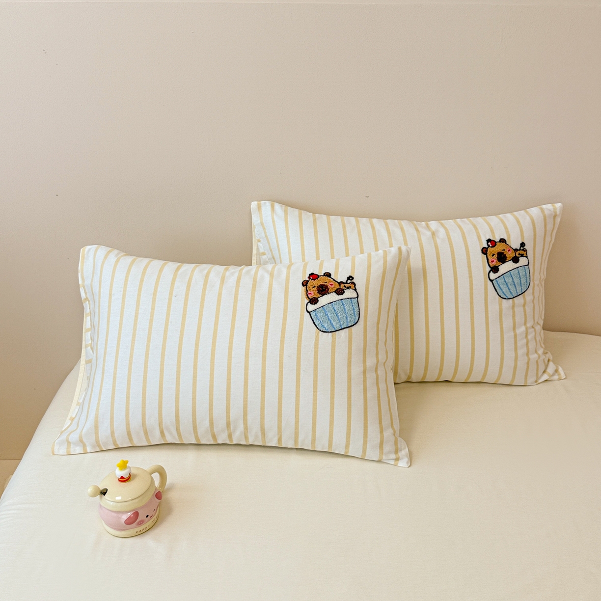 91家纺网 家纺一手货源 找家纺 呗旺鹿 2025新款全棉纯棉条纹毛巾绣卡通单枕套 枕套单件 黄条纹-爱睡觉的卡皮