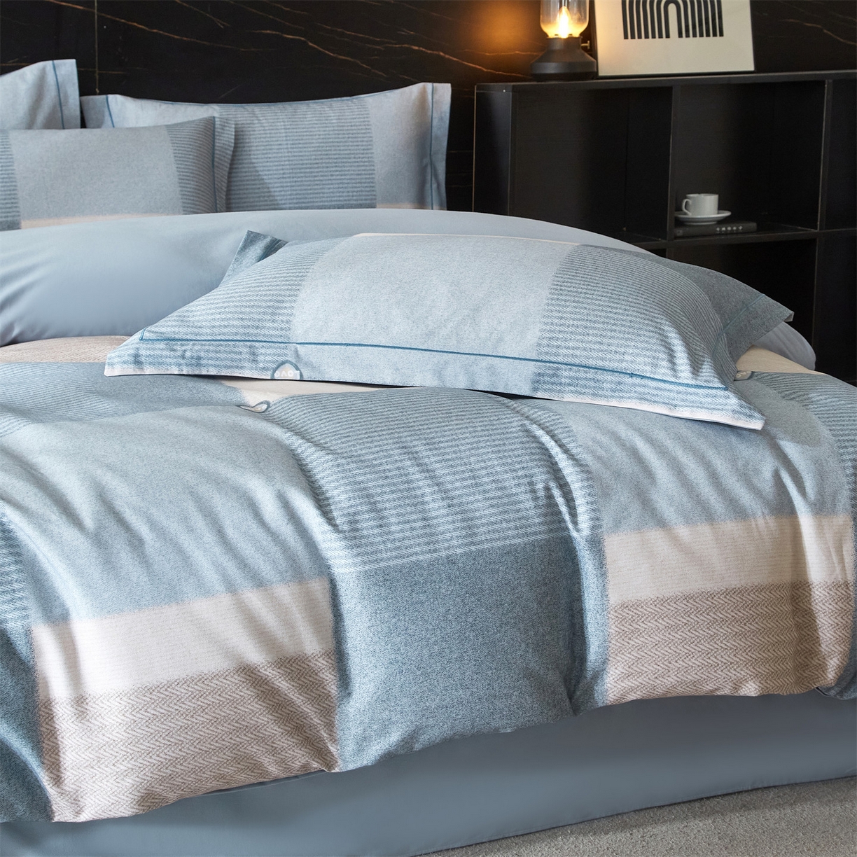 91家纺网 家纺一手货源 找家纺 曼秀琳 2025秋冬新款32支超柔生态磨毛四件套 沐弦-蓝