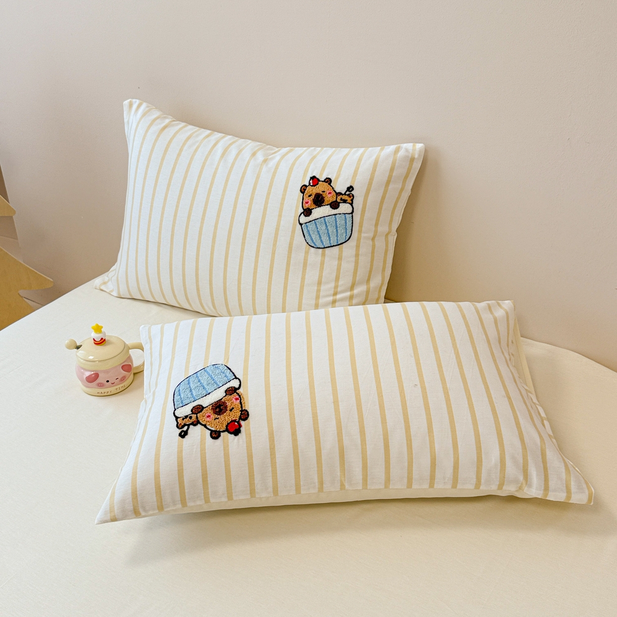 91家纺网 家纺一手货源 找家纺 呗旺鹿 2025新款全棉纯棉条纹毛巾绣卡通单枕套 枕套单件 黄条纹-爱睡觉的卡皮