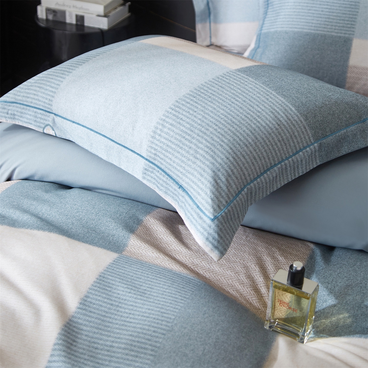 91家纺网 家纺一手货源 找家纺 曼秀琳 2025秋冬新款32支超柔生态磨毛四件套 沐弦-蓝