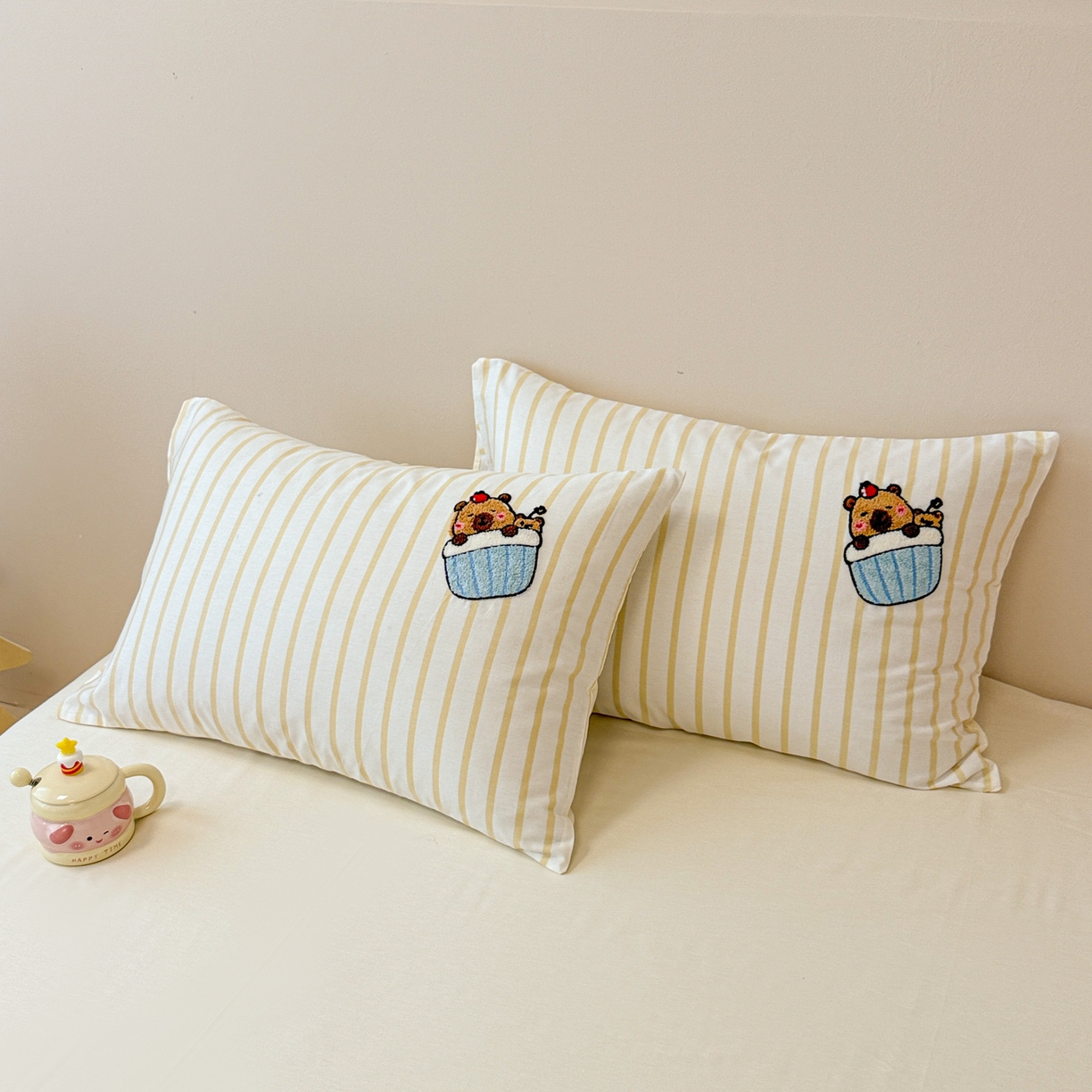 91家纺网 家纺一手货源 找家纺 呗旺鹿 2025新款全棉纯棉条纹毛巾绣卡通单枕套 枕套单件 黄条纹-爱睡觉的卡皮