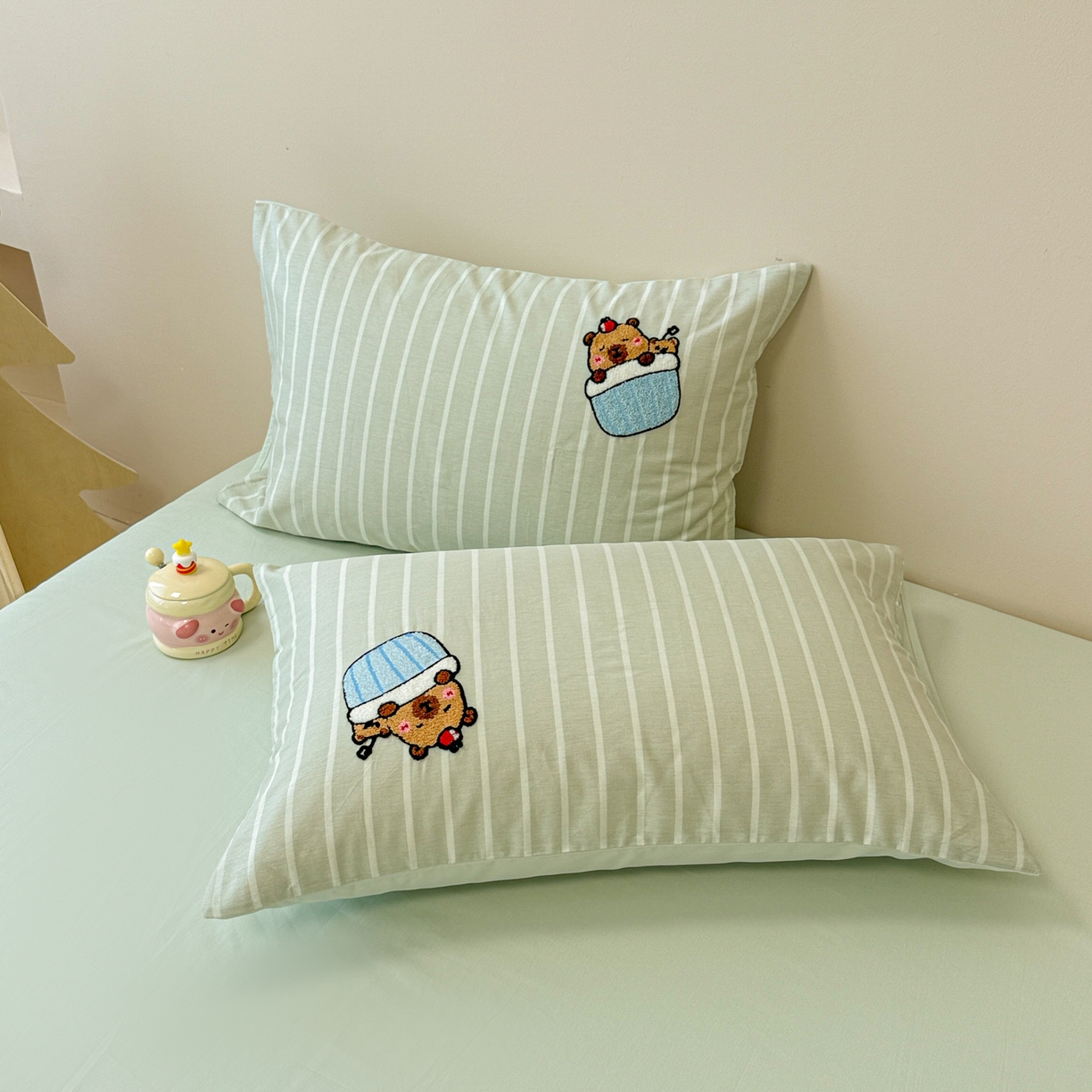 91家纺网 家纺一手货源 找家纺 呗旺鹿 2025新款全棉纯棉条纹毛巾绣卡通单枕套 枕套单件 灰条纹-爱睡觉的卡皮