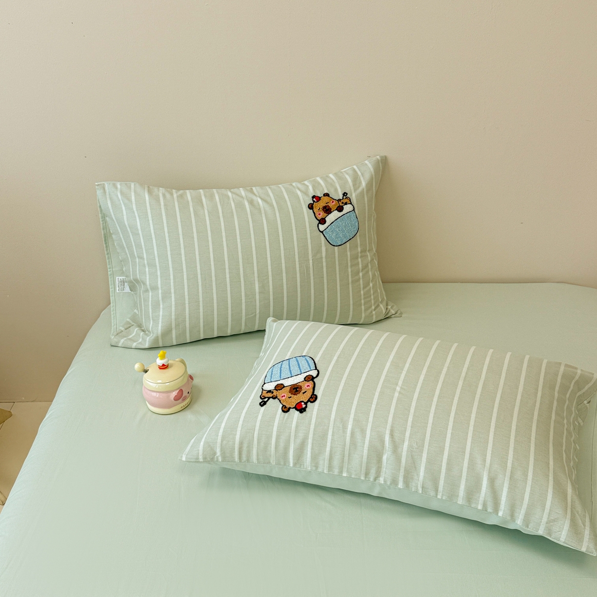 91家纺网 家纺一手货源 找家纺 呗旺鹿 2025新款全棉纯棉条纹毛巾绣卡通单枕套 枕套单件 灰条纹-爱睡觉的卡皮