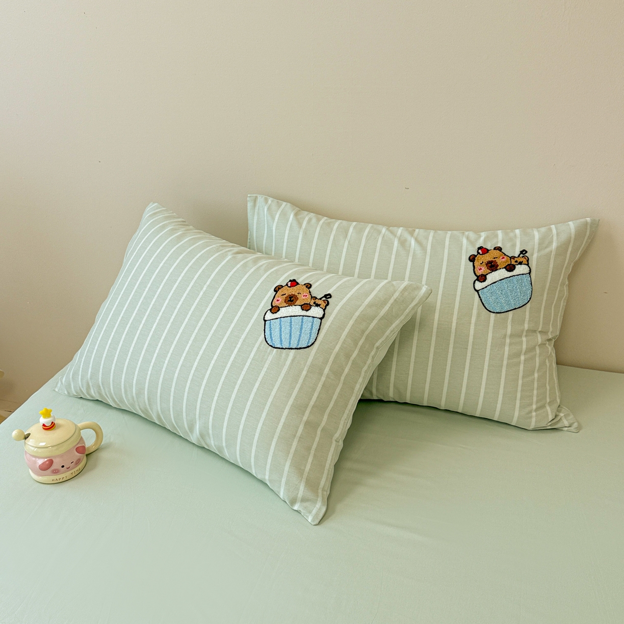 91家纺网 家纺一手货源 找家纺 呗旺鹿 2025新款全棉纯棉条纹毛巾绣卡通单枕套 枕套单件 灰条纹-爱睡觉的卡皮