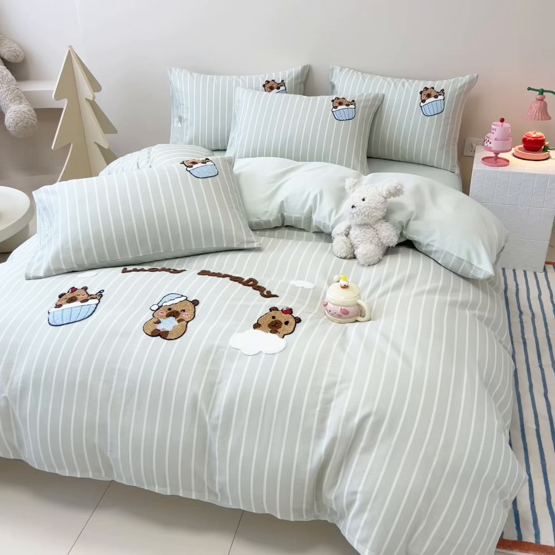 91家纺网 家纺一手货源 找家纺 呗旺鹿 2025新款全棉纯棉条纹毛巾绣卡通单枕套 枕套单件 灰条纹-爱睡觉的卡皮