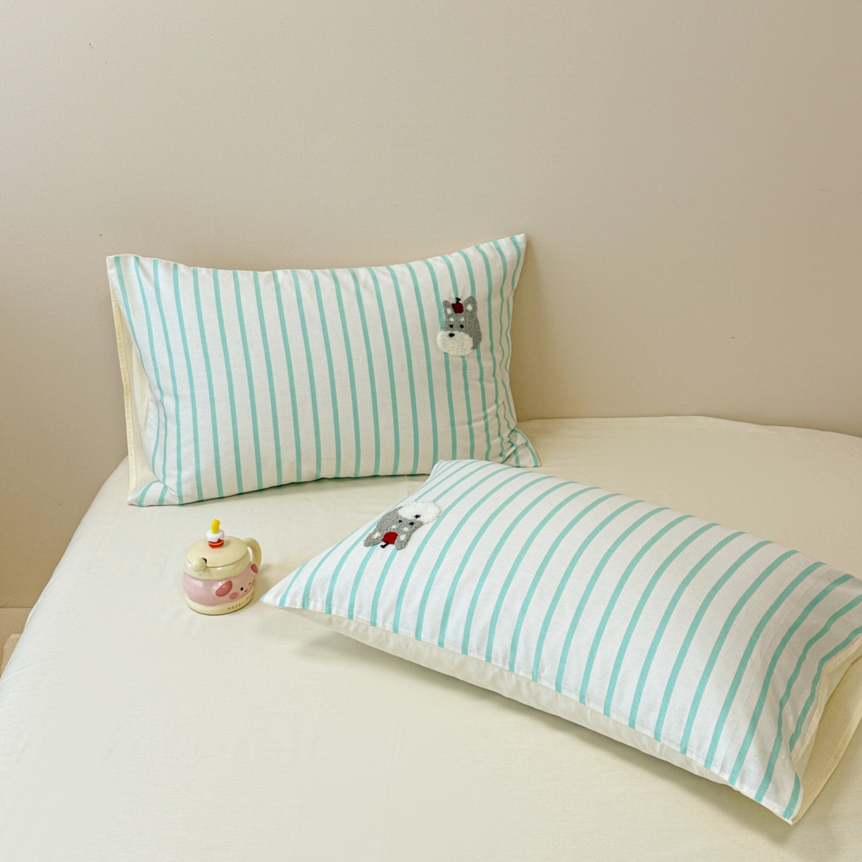 91家纺网 家纺一手货源 找家纺 呗旺鹿 2025新款全棉纯棉条纹毛巾绣卡通单枕套 枕套单件 蓝条纹-奔跑的雪纳瑞