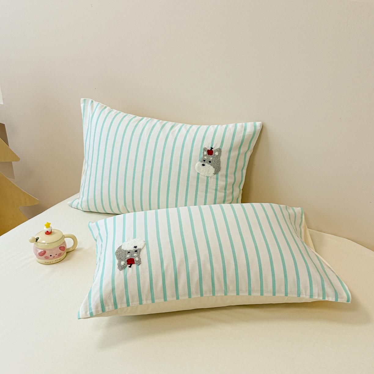 91家纺网 家纺一手货源 找家纺 呗旺鹿 2025新款全棉纯棉条纹毛巾绣卡通单枕套 枕套单件 蓝条纹-奔跑的雪纳瑞