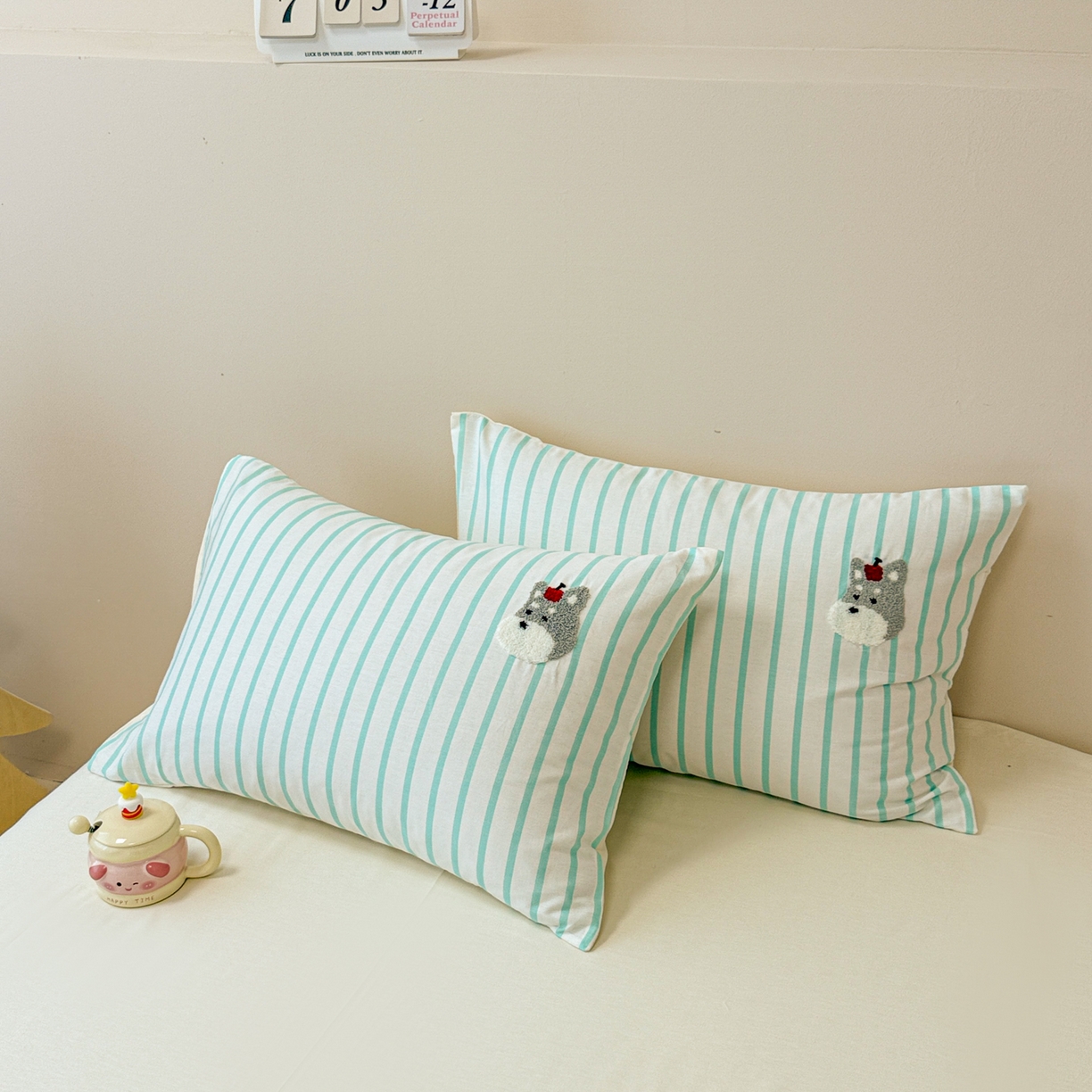 91家纺网 家纺一手货源 找家纺 呗旺鹿 2025新款全棉纯棉条纹毛巾绣卡通单枕套 枕套单件 蓝条纹-奔跑的雪纳瑞