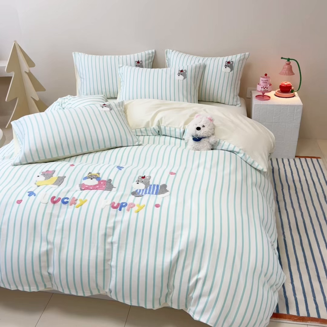 91家纺网 家纺一手货源 找家纺 呗旺鹿 2025新款全棉纯棉条纹毛巾绣卡通单枕套 枕套单件 蓝条纹-奔跑的雪纳瑞