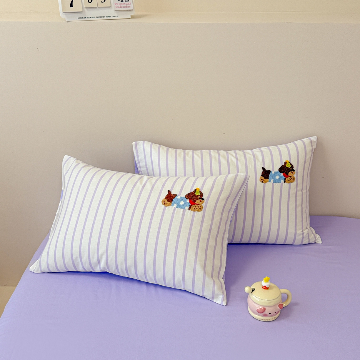 91家纺网 家纺一手货源 找家纺 呗旺鹿 2025新款全棉纯棉条纹毛巾绣卡通单枕套 枕套单件 紫条纹-狗狗派对
