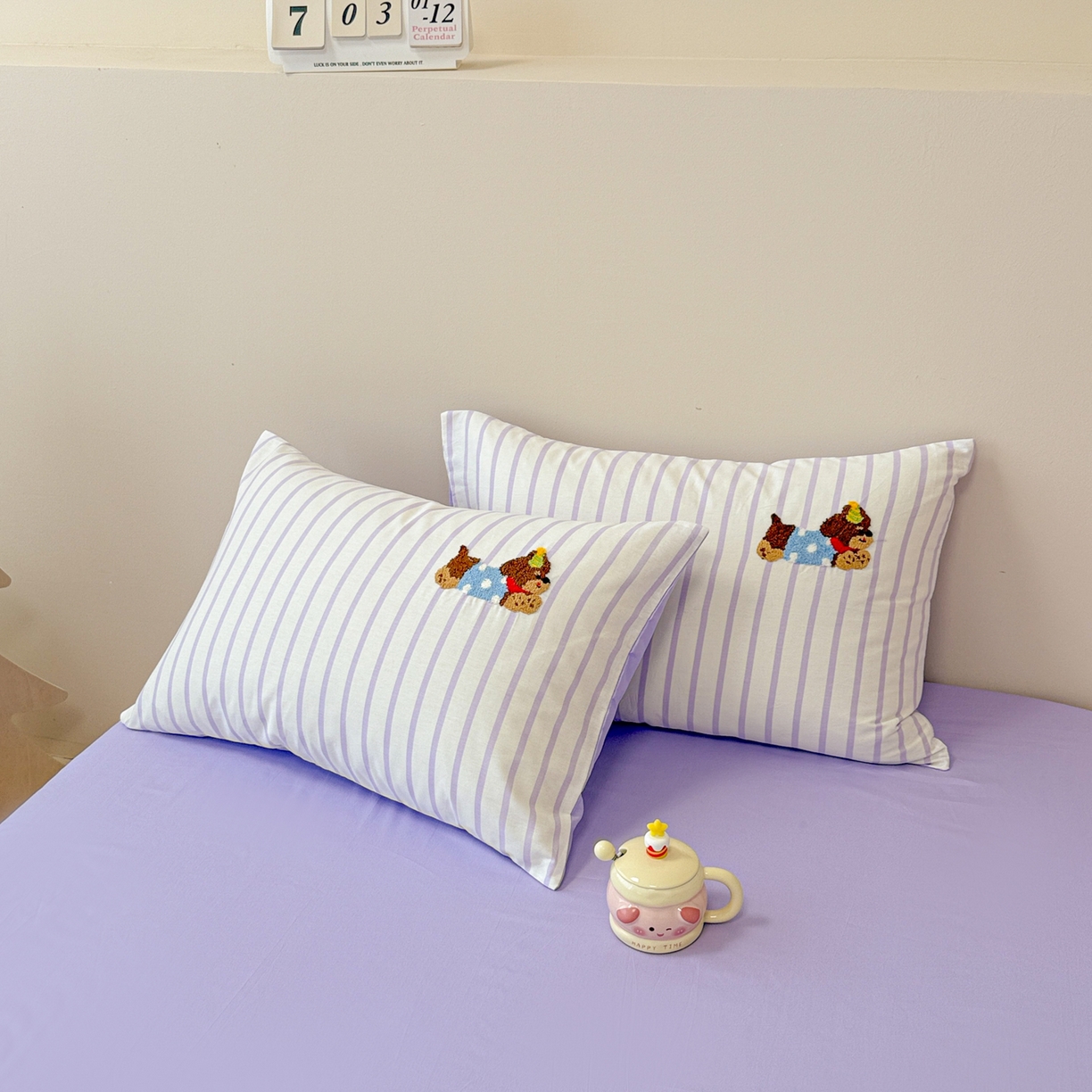 91家纺网 家纺一手货源 找家纺 呗旺鹿 2025新款全棉纯棉条纹毛巾绣卡通单枕套 枕套单件 紫条纹-狗狗派对