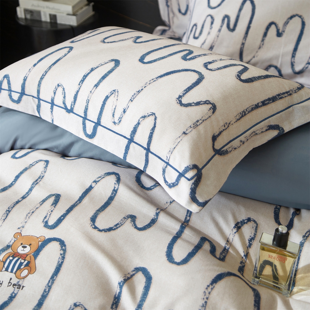 91家纺网 家纺一手货源 找家纺 曼秀琳 2025秋冬新款32支超柔生态磨毛四件套 幸运熊-蓝