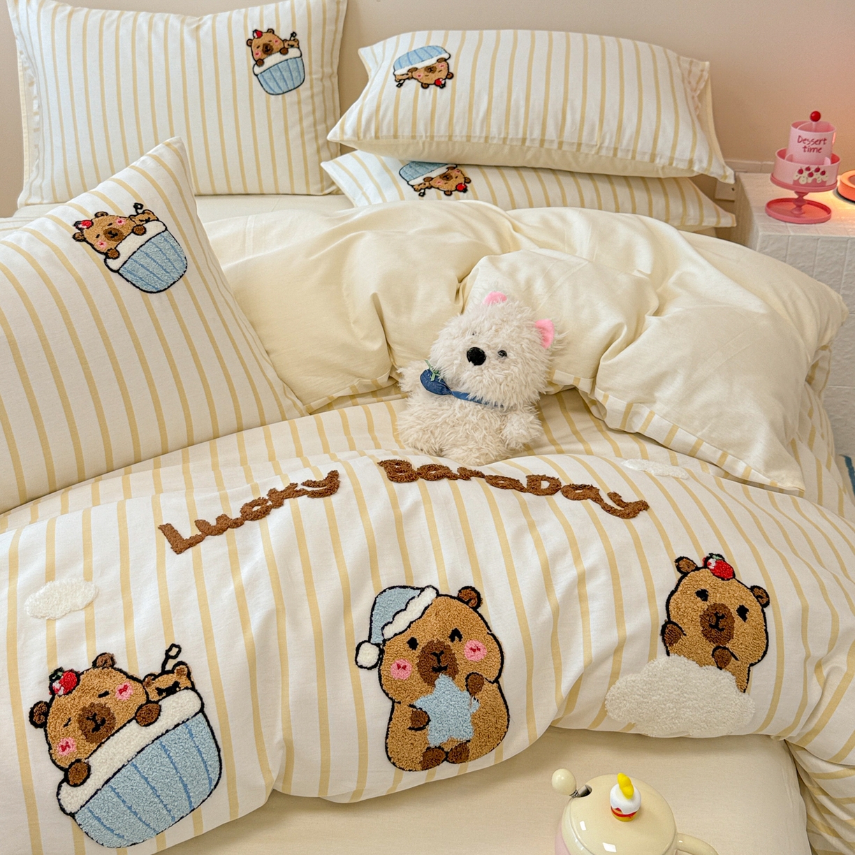 91家纺网 家纺一手货源 找家纺 呗旺鹿 2025新款全棉纯棉条纹毛巾绣卡通系列四件套 黄条纹-爱睡觉的卡皮