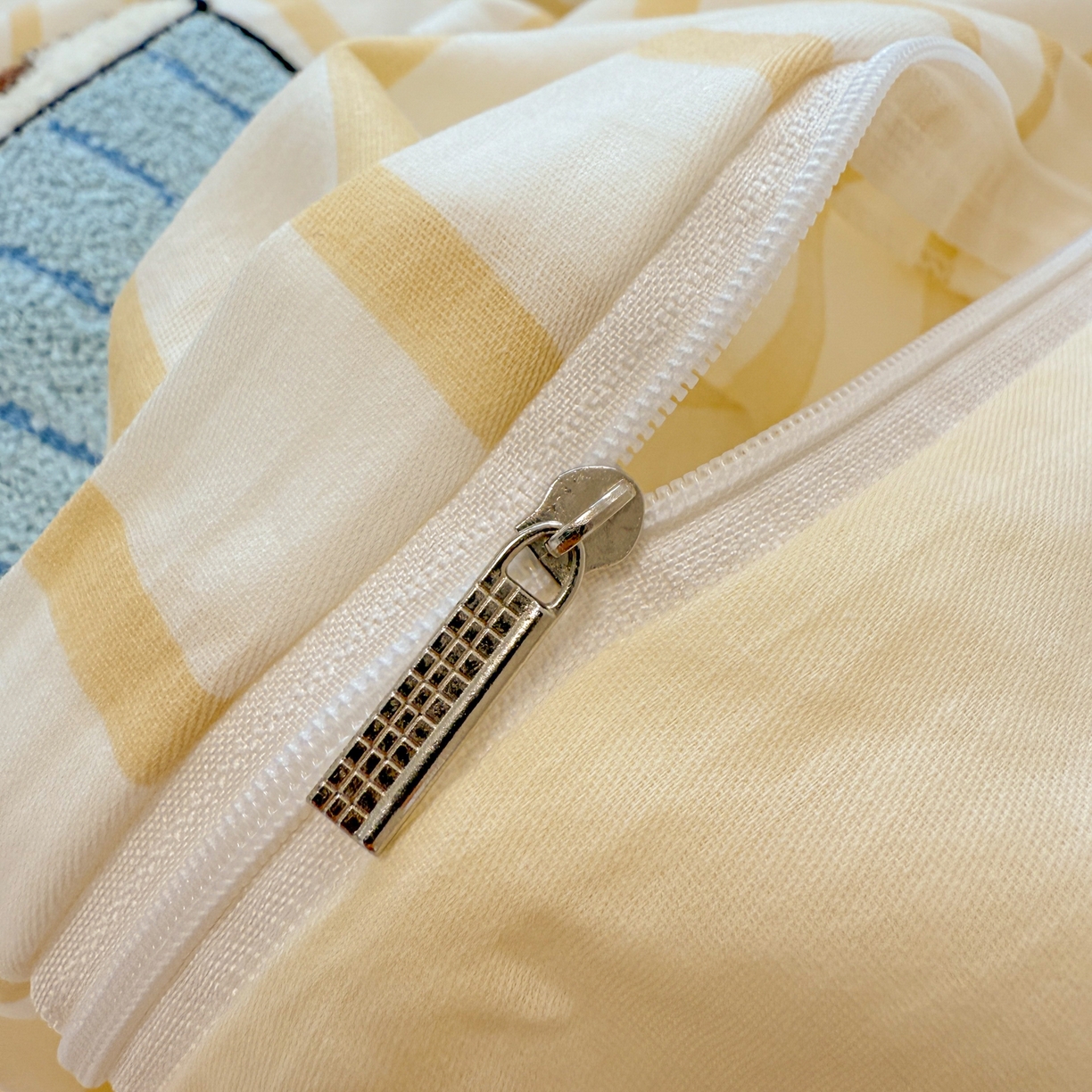 91家纺网 家纺一手货源 找家纺 呗旺鹿 2025新款全棉纯棉条纹毛巾绣卡通系列四件套 黄条纹-爱睡觉的卡皮