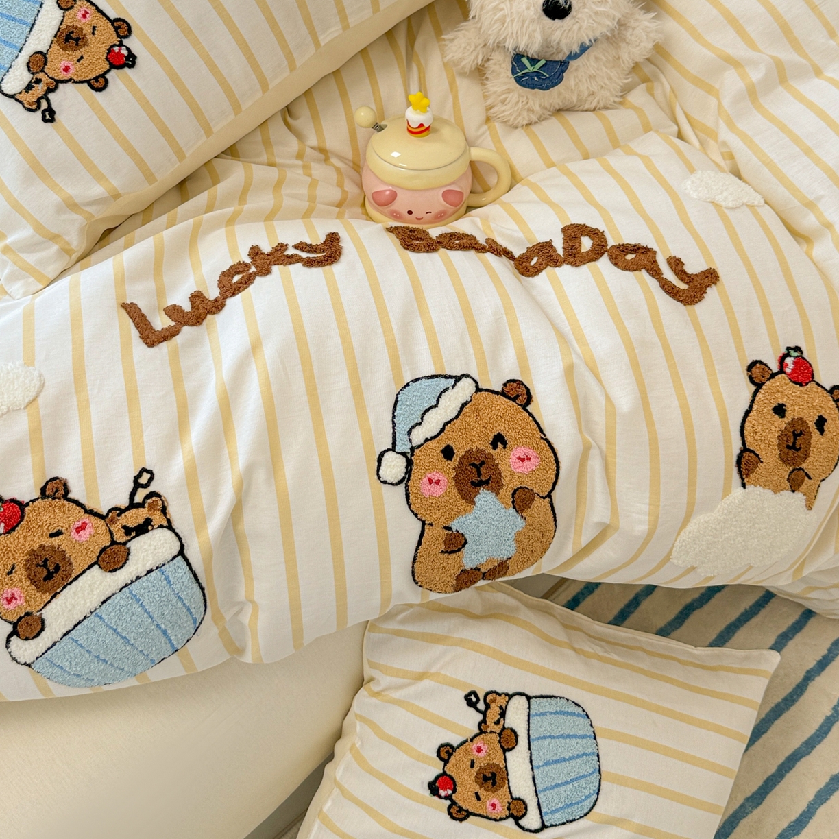 91家纺网 家纺一手货源 找家纺 呗旺鹿 2025新款全棉纯棉条纹毛巾绣卡通系列四件套 黄条纹-爱睡觉的卡皮