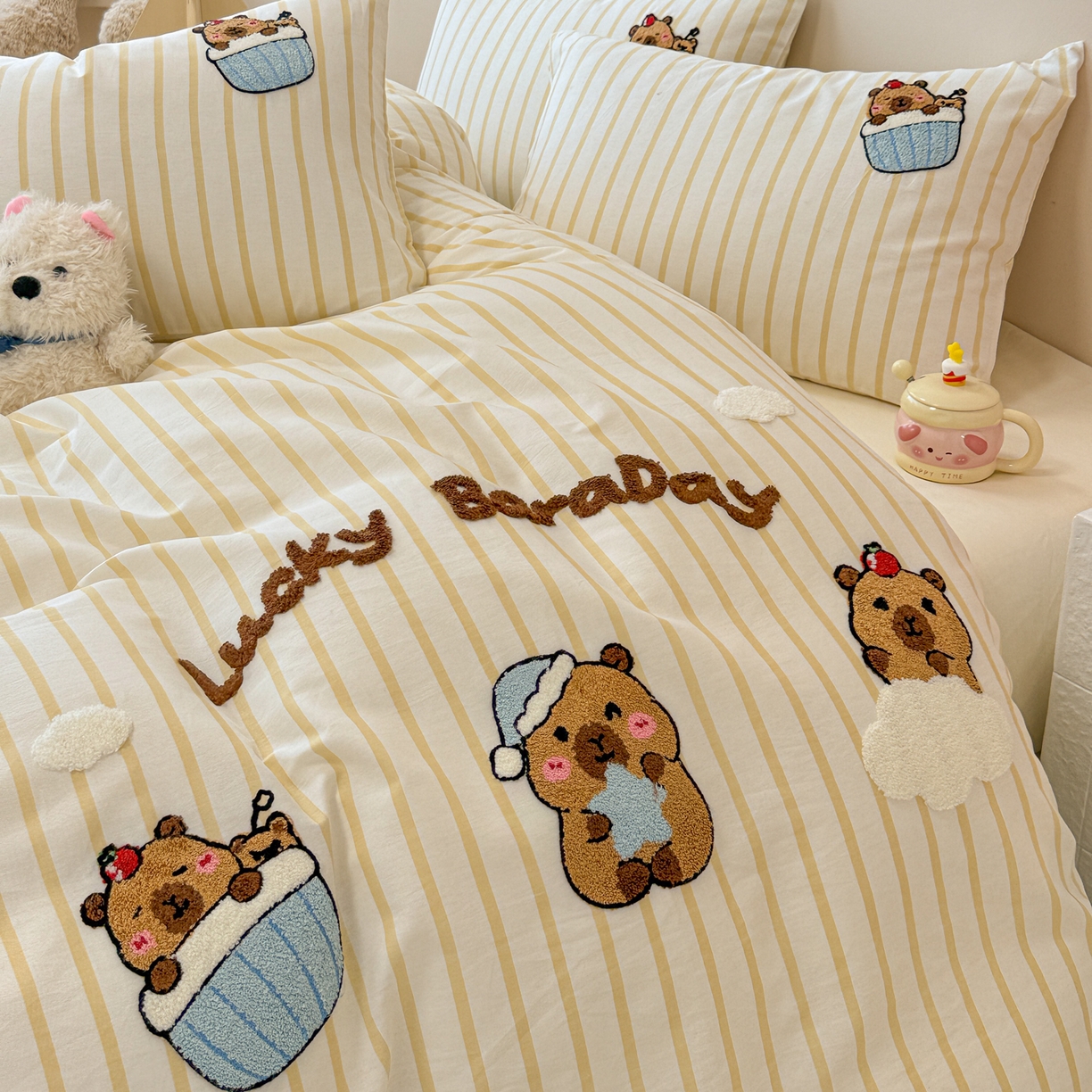 91家纺网 家纺一手货源 找家纺 呗旺鹿 2025新款全棉纯棉条纹毛巾绣卡通系列四件套 黄条纹-爱睡觉的卡皮