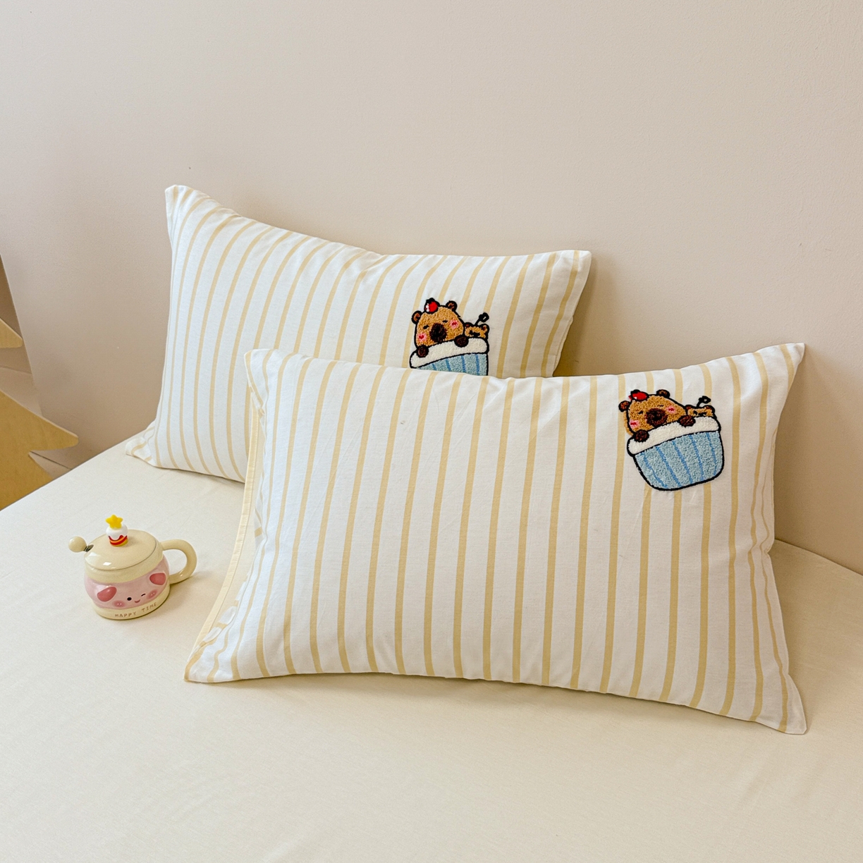 91家纺网 家纺一手货源 找家纺 呗旺鹿 2025新款全棉纯棉条纹毛巾绣卡通系列四件套 黄条纹-爱睡觉的卡皮