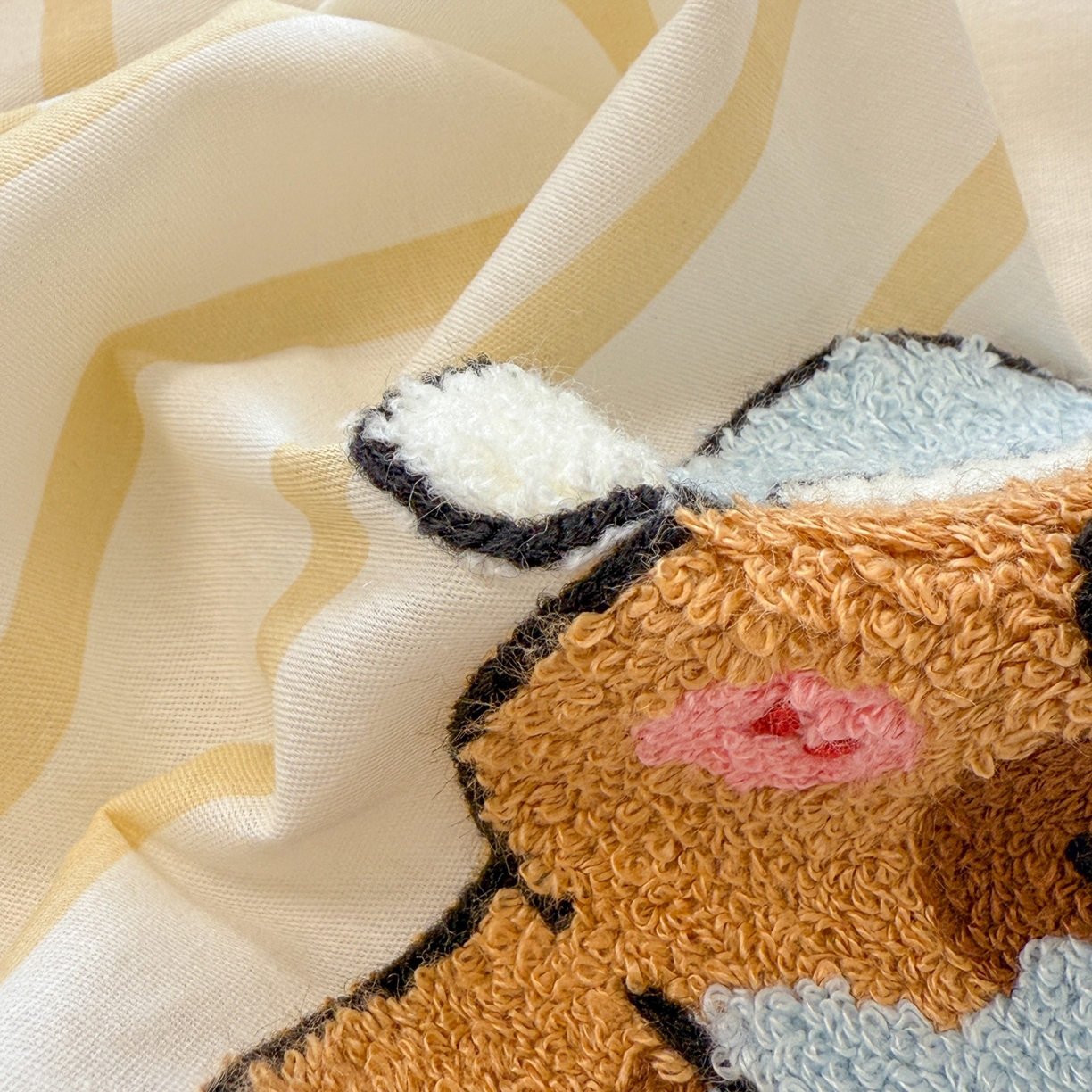 91家纺网 家纺一手货源 找家纺 呗旺鹿 2025新款全棉纯棉条纹毛巾绣卡通系列四件套 黄条纹-爱睡觉的卡皮