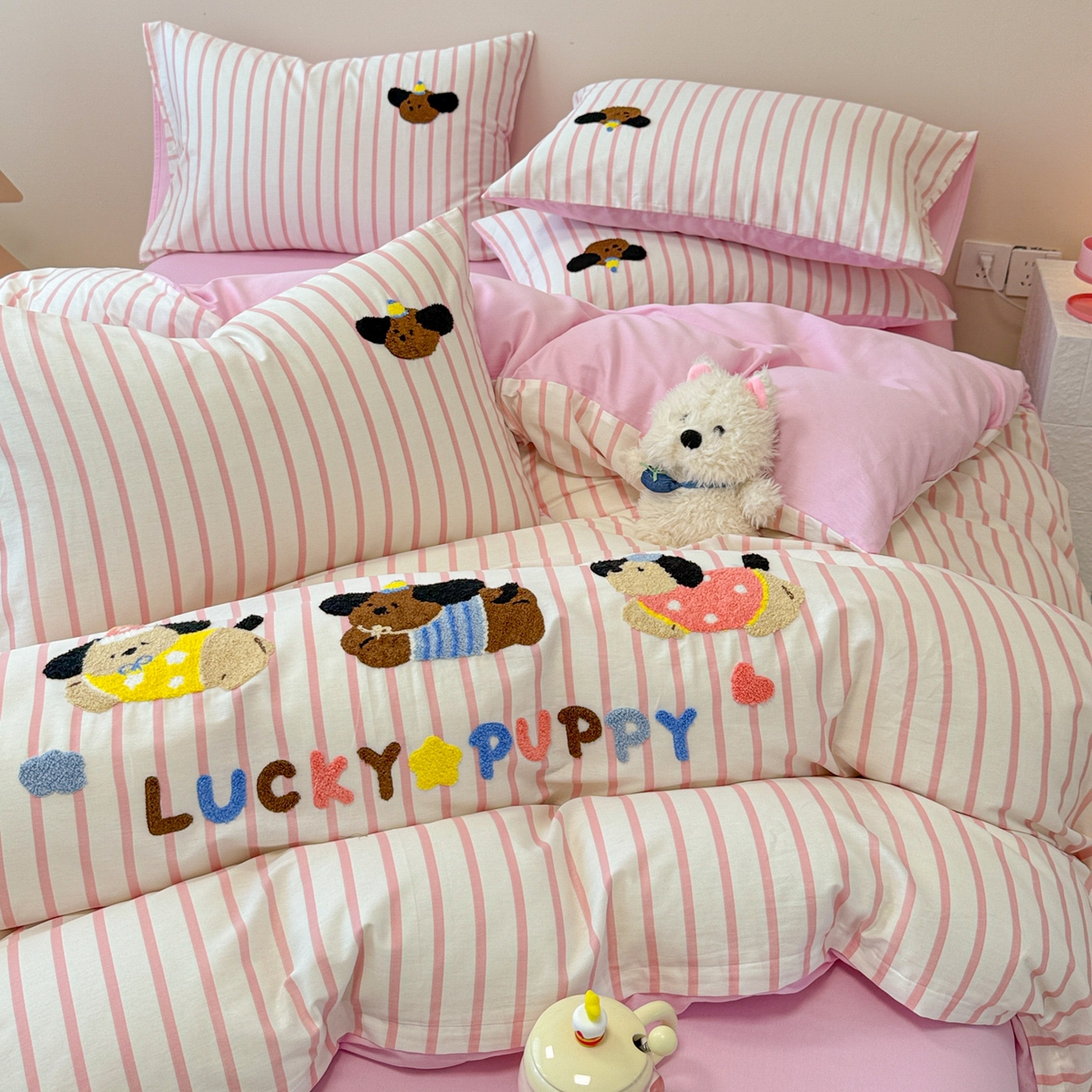 91家纺网 家纺一手货源 找家纺 呗旺鹿 2025新款全棉纯棉条纹毛巾绣卡通系列四件套 粉条纹-三只幸运狗