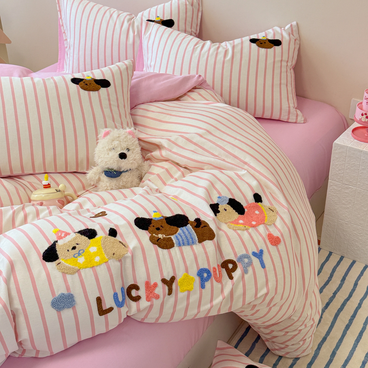 91家纺网 家纺一手货源 找家纺 呗旺鹿 2025新款全棉纯棉条纹毛巾绣卡通系列四件套 粉条纹-三只幸运狗