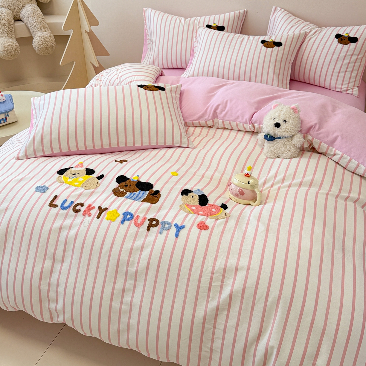 91家纺网 家纺一手货源 找家纺 呗旺鹿 2025新款全棉纯棉条纹毛巾绣卡通系列四件套 粉条纹-三只幸运狗