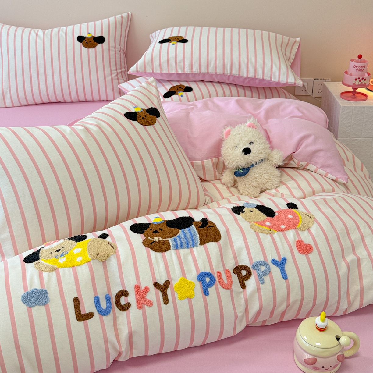 91家纺网 家纺一手货源 找家纺 呗旺鹿 2025新款全棉纯棉条纹毛巾绣卡通系列四件套 粉条纹-三只幸运狗