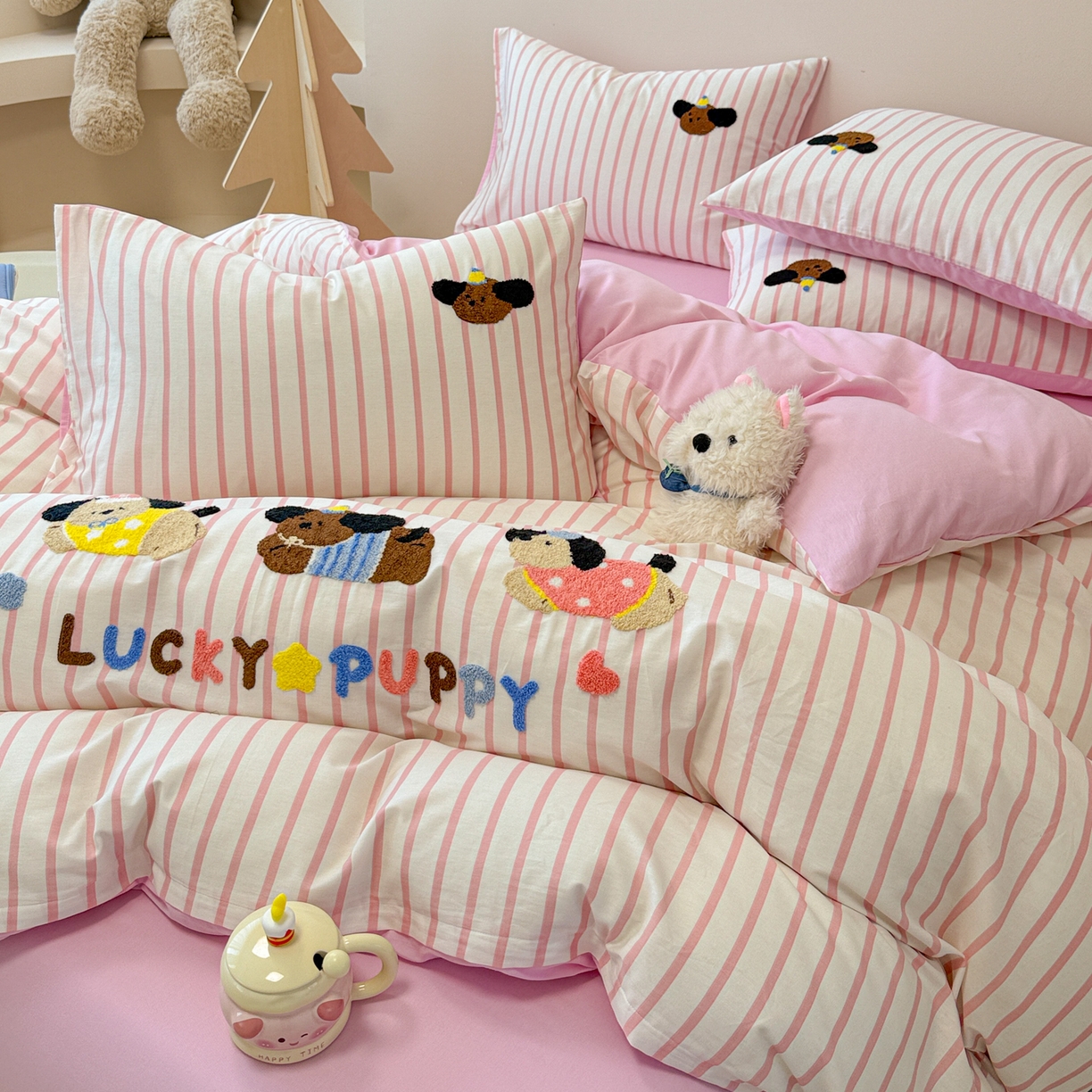 91家纺网 家纺一手货源 找家纺 呗旺鹿 2025新款全棉纯棉条纹毛巾绣卡通系列四件套 粉条纹-三只幸运狗