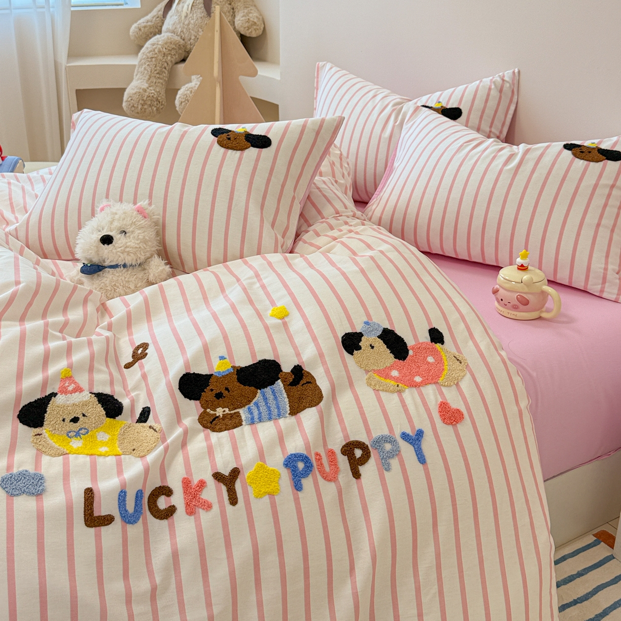 91家纺网 家纺一手货源 找家纺 呗旺鹿 2025新款全棉纯棉条纹毛巾绣卡通系列四件套 粉条纹-三只幸运狗