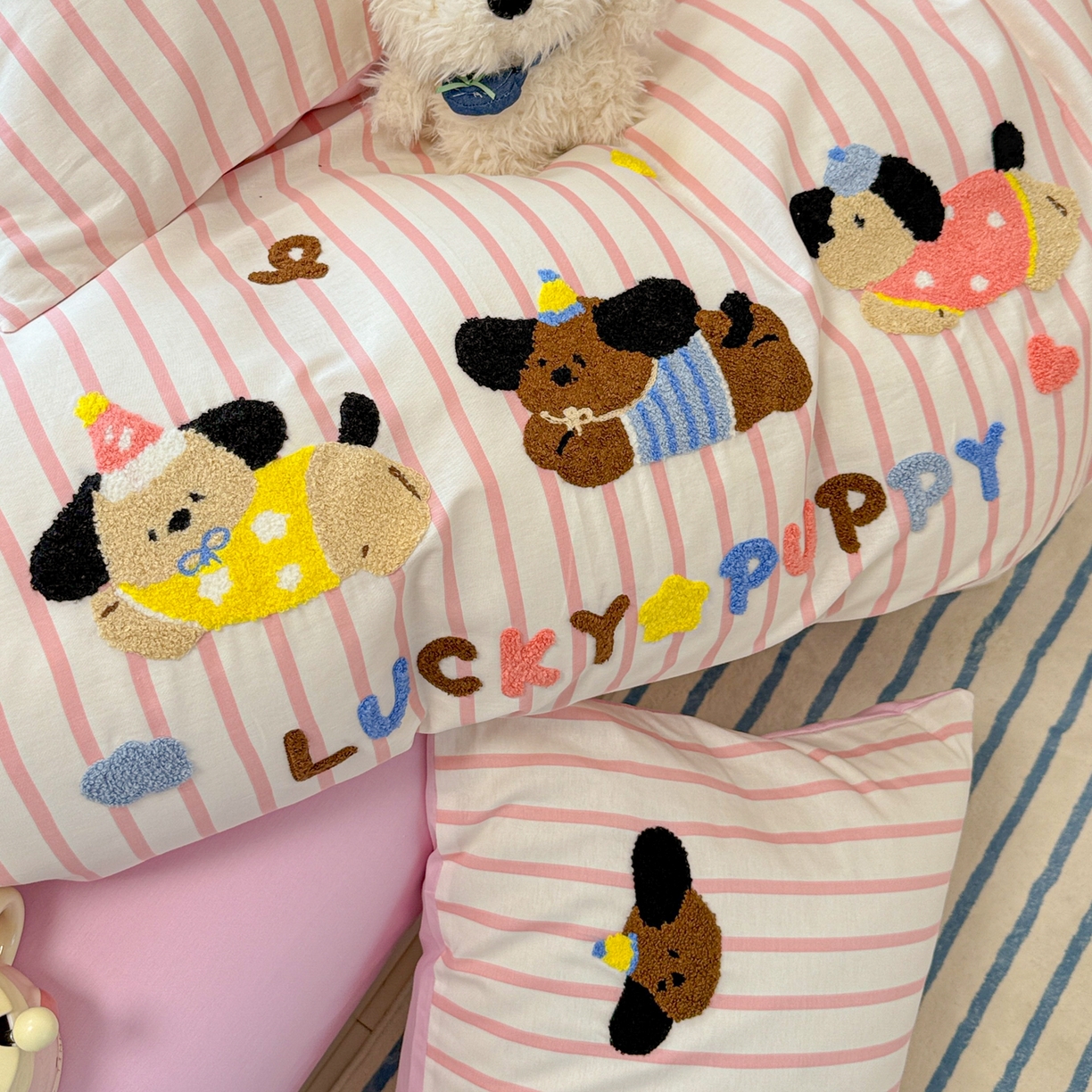 91家纺网 家纺一手货源 找家纺 呗旺鹿 2025新款全棉纯棉条纹毛巾绣卡通系列四件套 粉条纹-三只幸运狗