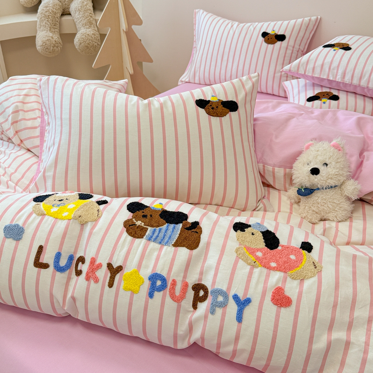 91家纺网 家纺一手货源 找家纺 呗旺鹿 2025新款全棉纯棉条纹毛巾绣卡通系列四件套 粉条纹-三只幸运狗