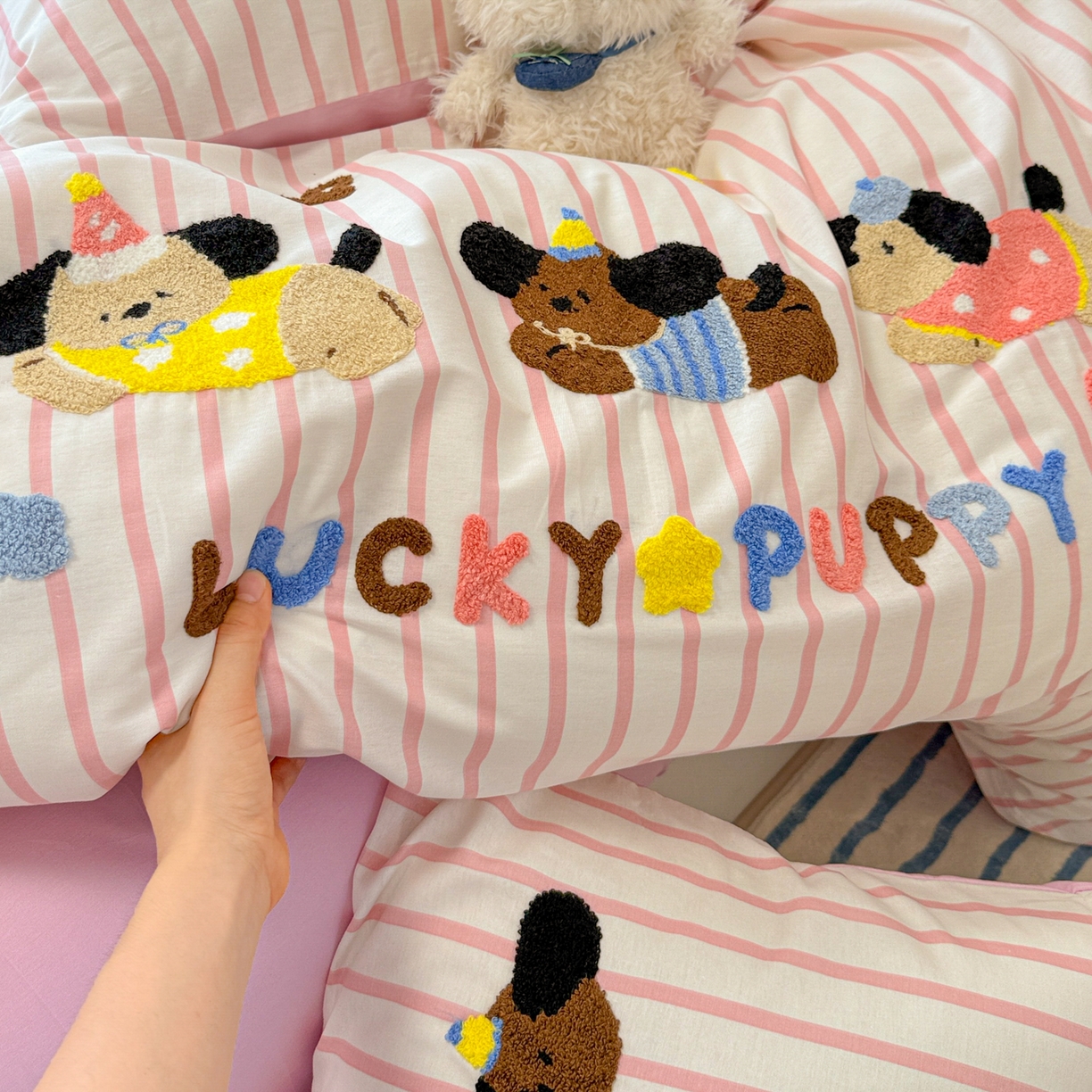 91家纺网 家纺一手货源 找家纺 呗旺鹿 2025新款全棉纯棉条纹毛巾绣卡通系列四件套 粉条纹-三只幸运狗