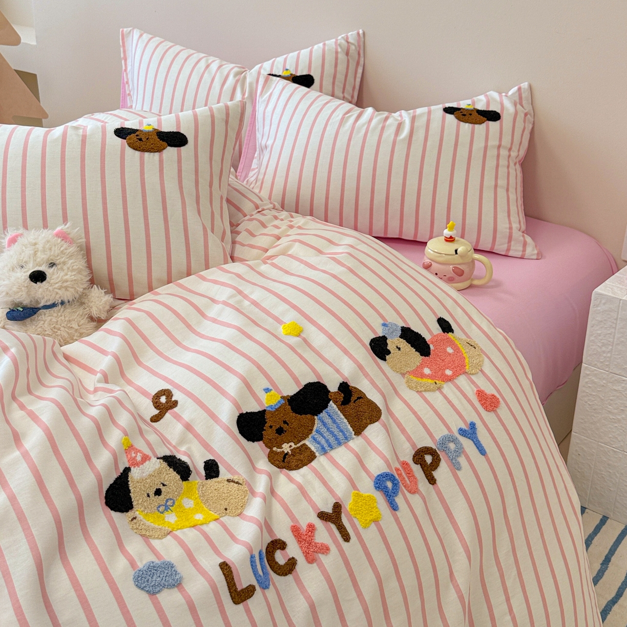 91家纺网 家纺一手货源 找家纺 呗旺鹿 2025新款全棉纯棉条纹毛巾绣卡通系列四件套 粉条纹-三只幸运狗