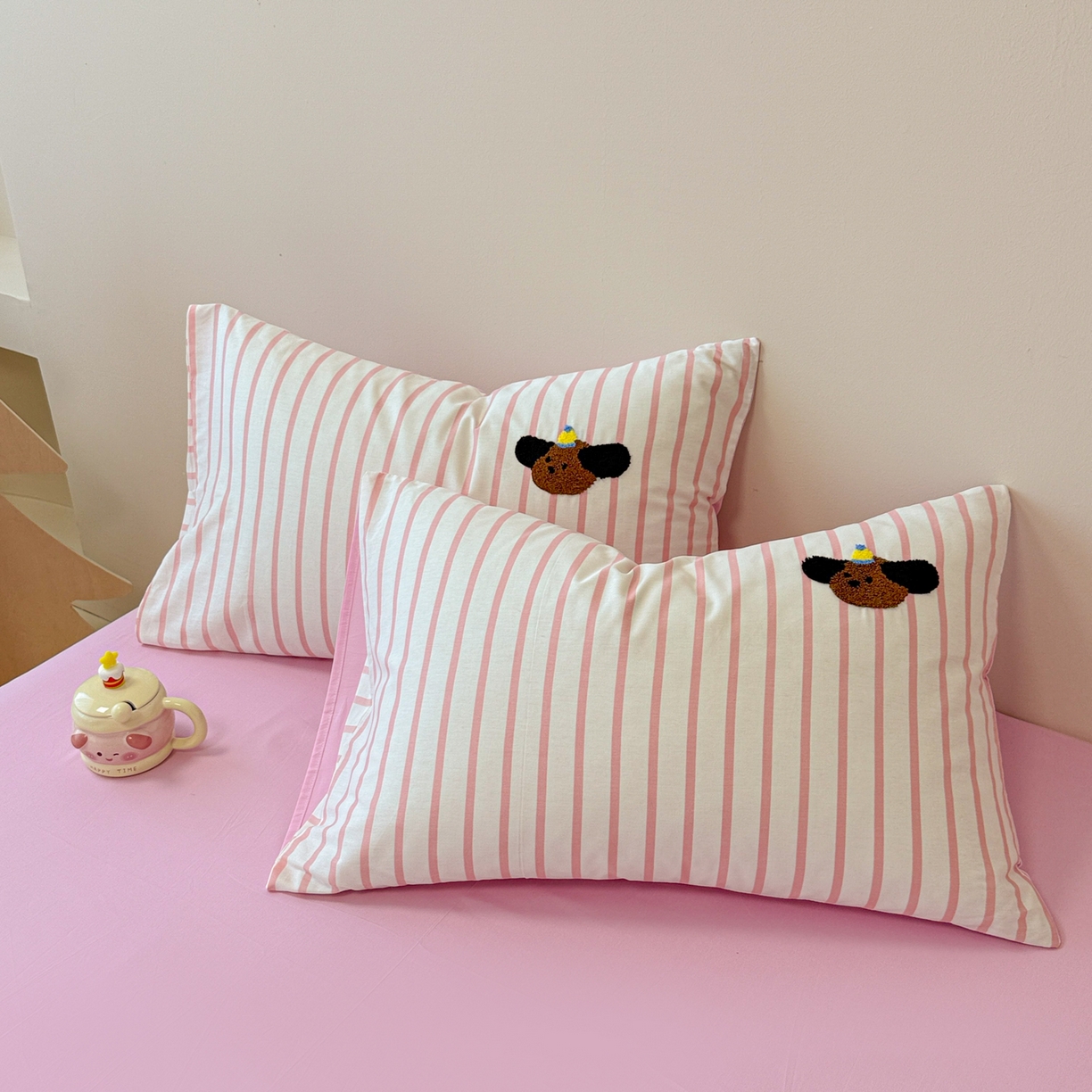 91家纺网 家纺一手货源 找家纺 呗旺鹿 2025新款全棉纯棉条纹毛巾绣卡通系列四件套 粉条纹-三只幸运狗