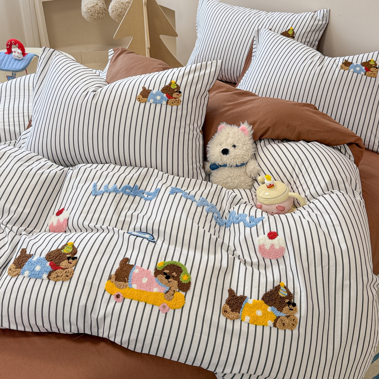 91家纺网 家纺一手货源 找家纺 呗旺鹿 2025新款全棉纯棉条纹毛巾绣卡通系列四件套 黑条纹-狗狗派对