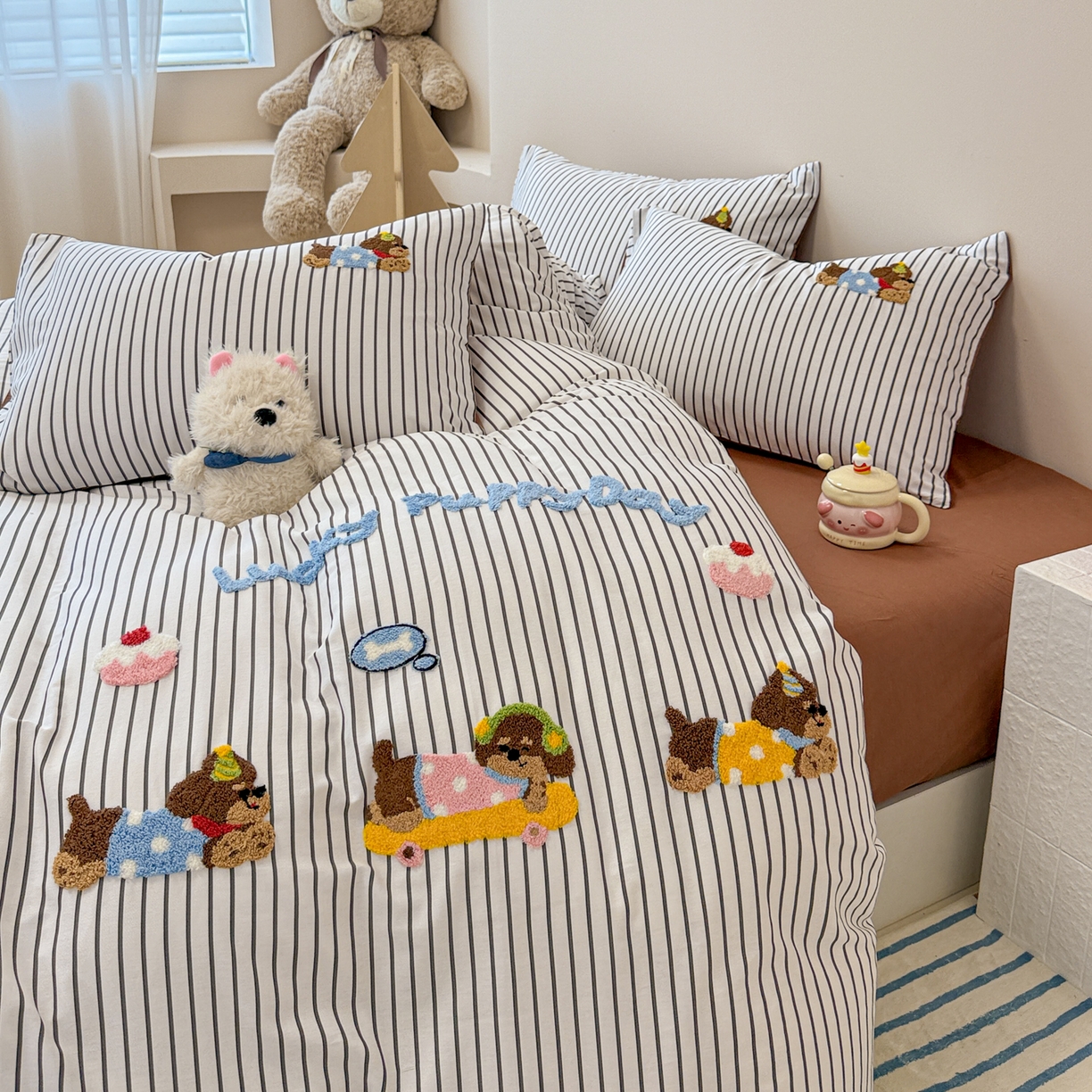 91家纺网 家纺一手货源 找家纺 呗旺鹿 2025新款全棉纯棉条纹毛巾绣卡通系列四件套 黑条纹-狗狗派对