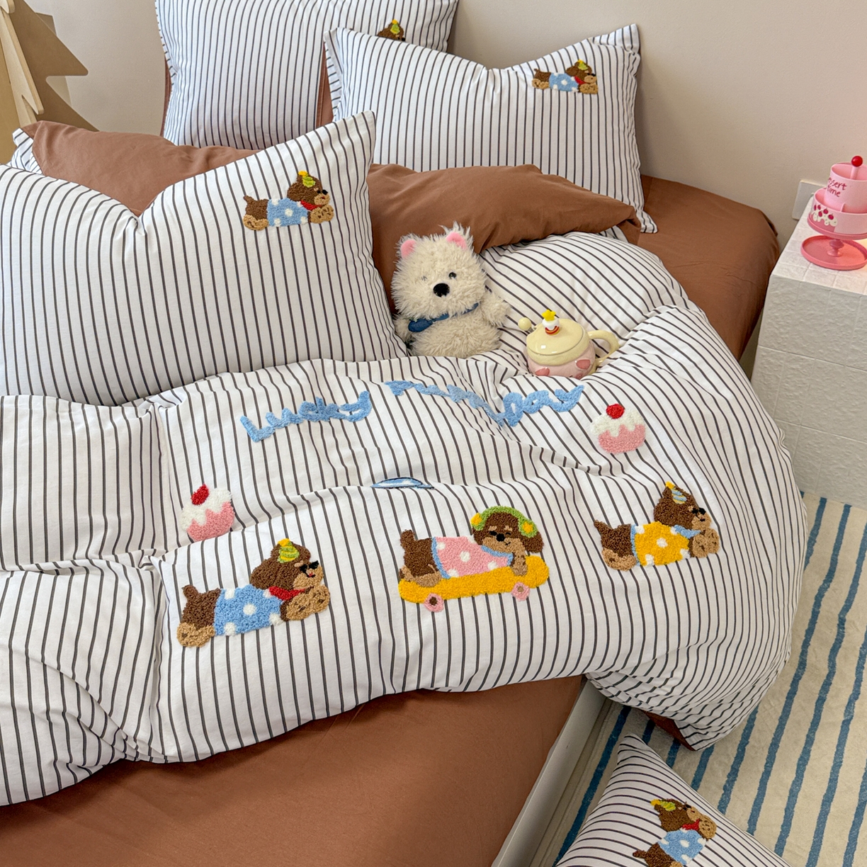 91家纺网 家纺一手货源 找家纺 呗旺鹿 2025新款全棉纯棉条纹毛巾绣卡通系列四件套 黑条纹-狗狗派对