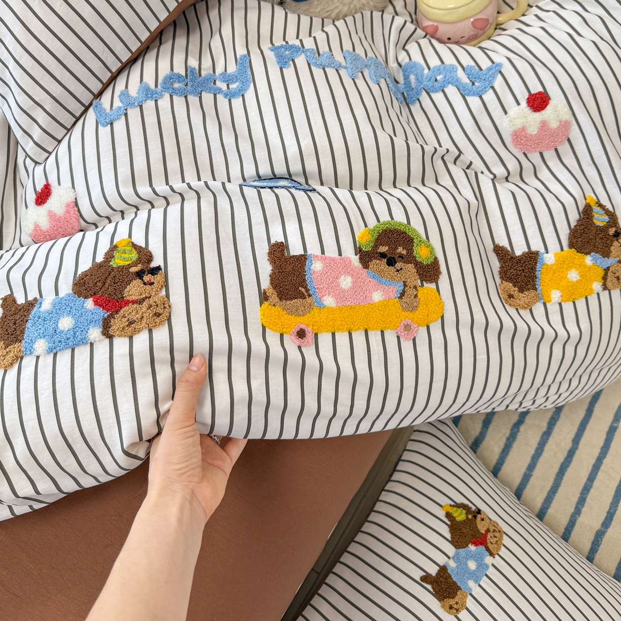 91家纺网 家纺一手货源 找家纺 呗旺鹿 2025新款全棉纯棉条纹毛巾绣卡通系列四件套 黑条纹-狗狗派对