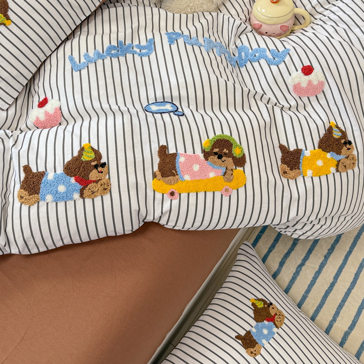 91家纺网 家纺一手货源 找家纺 呗旺鹿 2025新款全棉纯棉条纹毛巾绣卡通系列四件套 黑条纹-狗狗派对