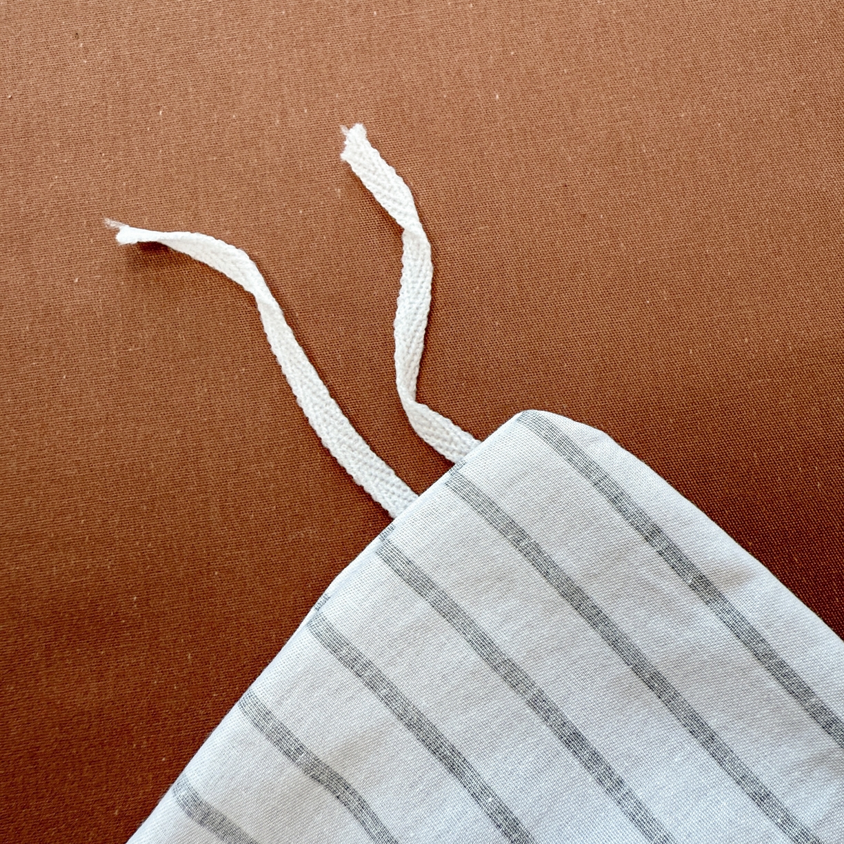 91家纺网 家纺一手货源 找家纺 呗旺鹿 2025新款全棉纯棉条纹毛巾绣卡通系列四件套 黑条纹-狗狗派对